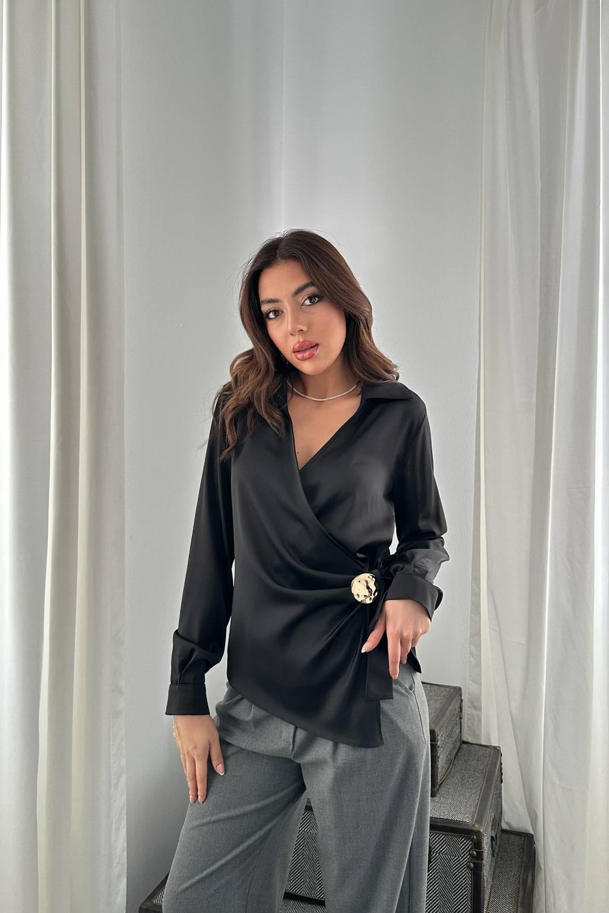 Siyah Düğme Detaylı Saten Bluz