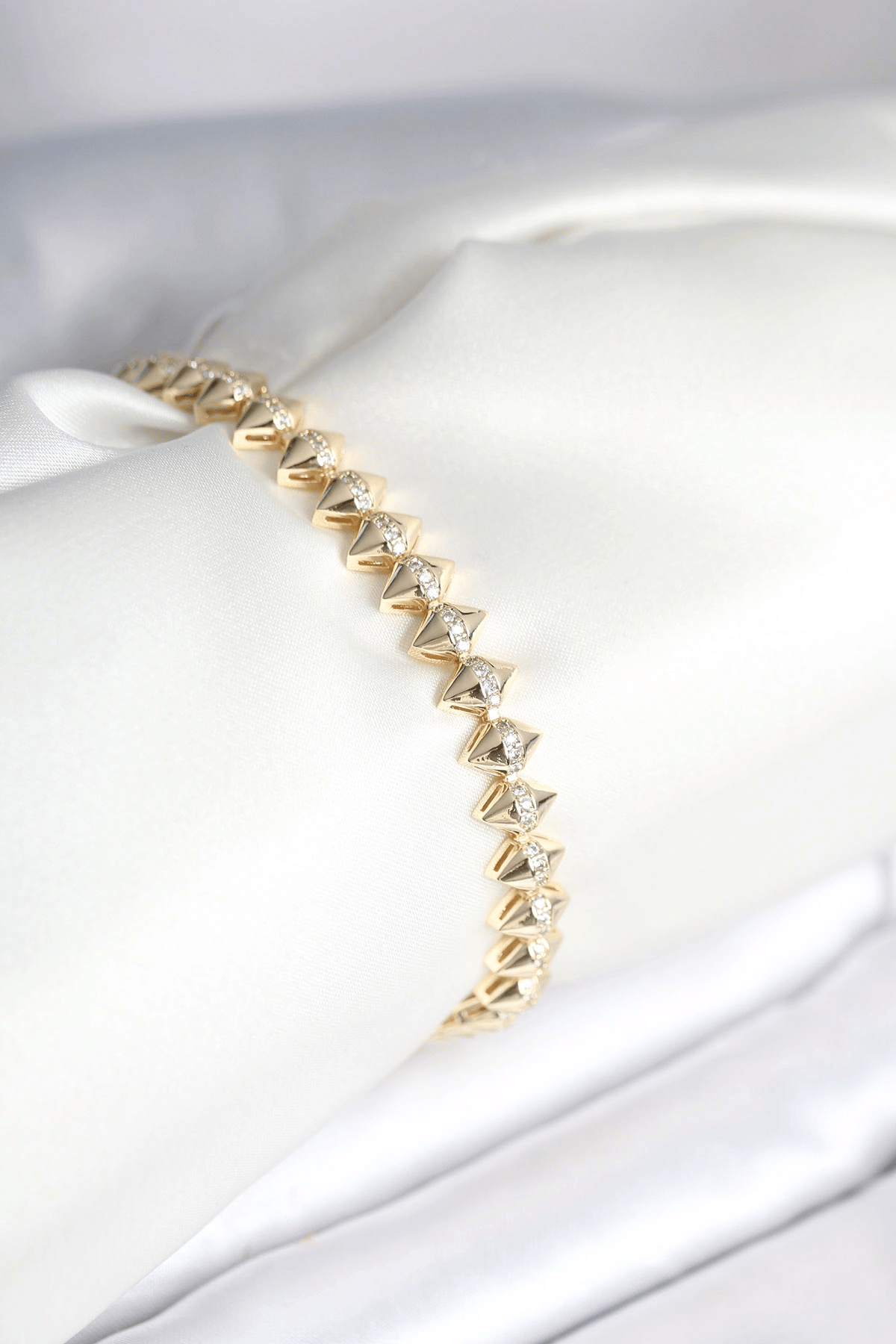 Pirinç Gold Renk Zirkon Taşlı Baklava Model Kadın Bileklik