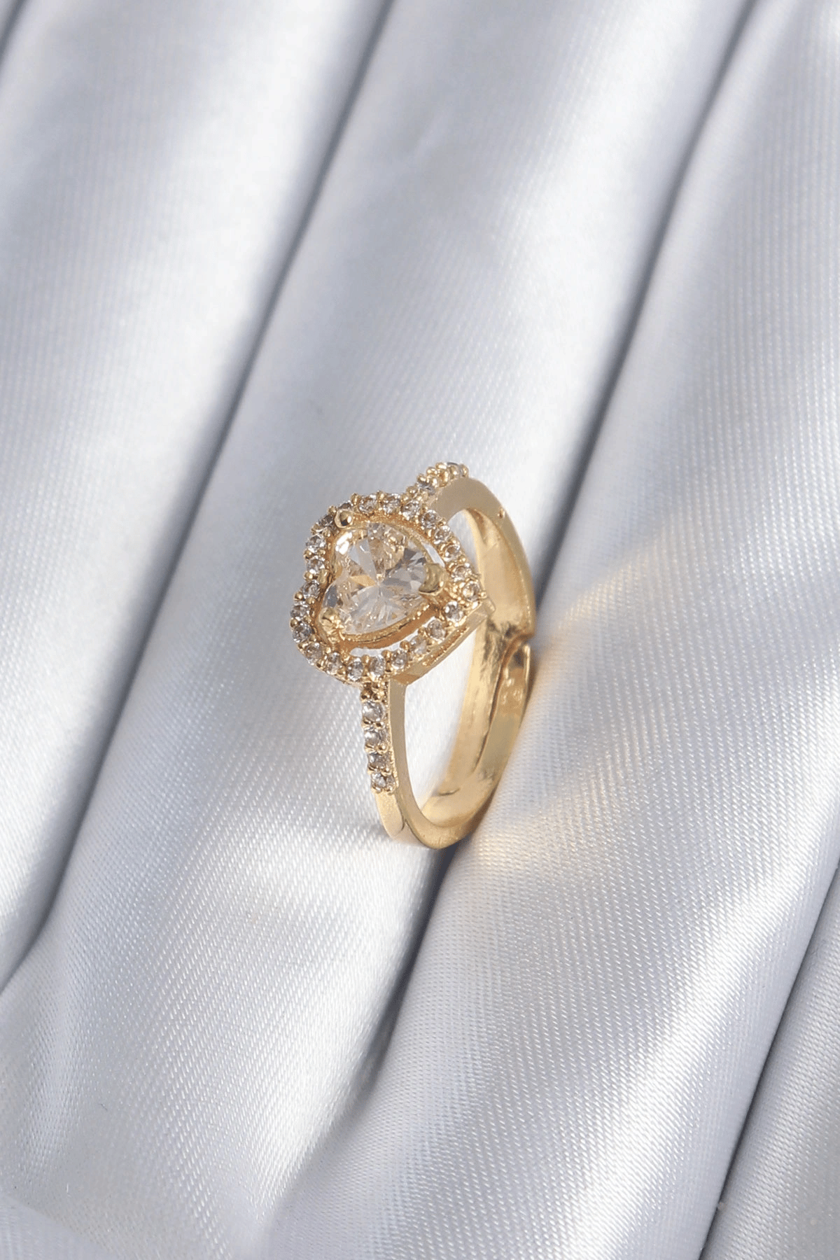 Pirinç Gold Renk Zirkon Taşlı Kalp Charm Model Kadın Yüzük