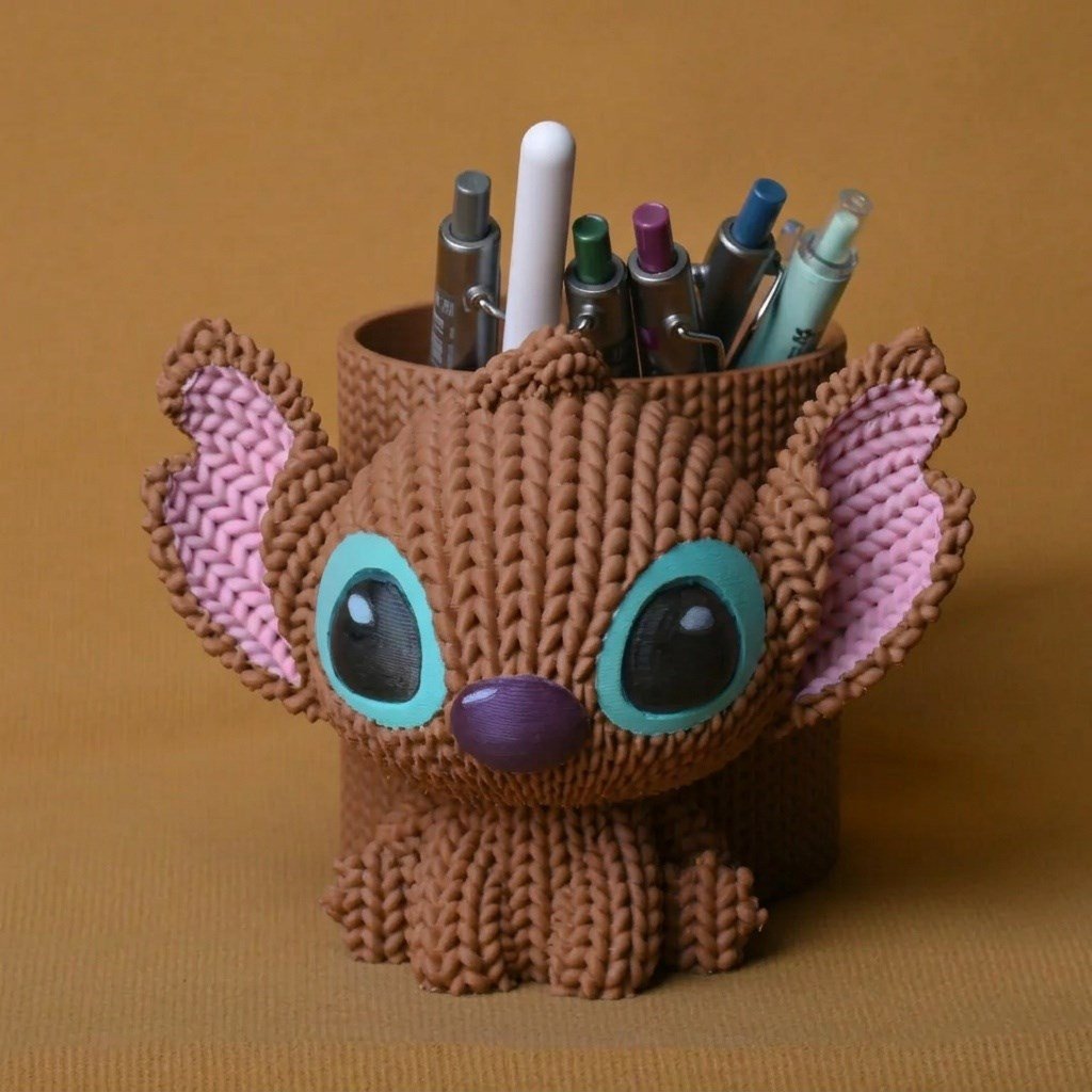 3d Baskı Knitted Kalemlik - Sevimli Karakterli Masaüstü Kalem Organizeri-kahverengi Çok Renkli