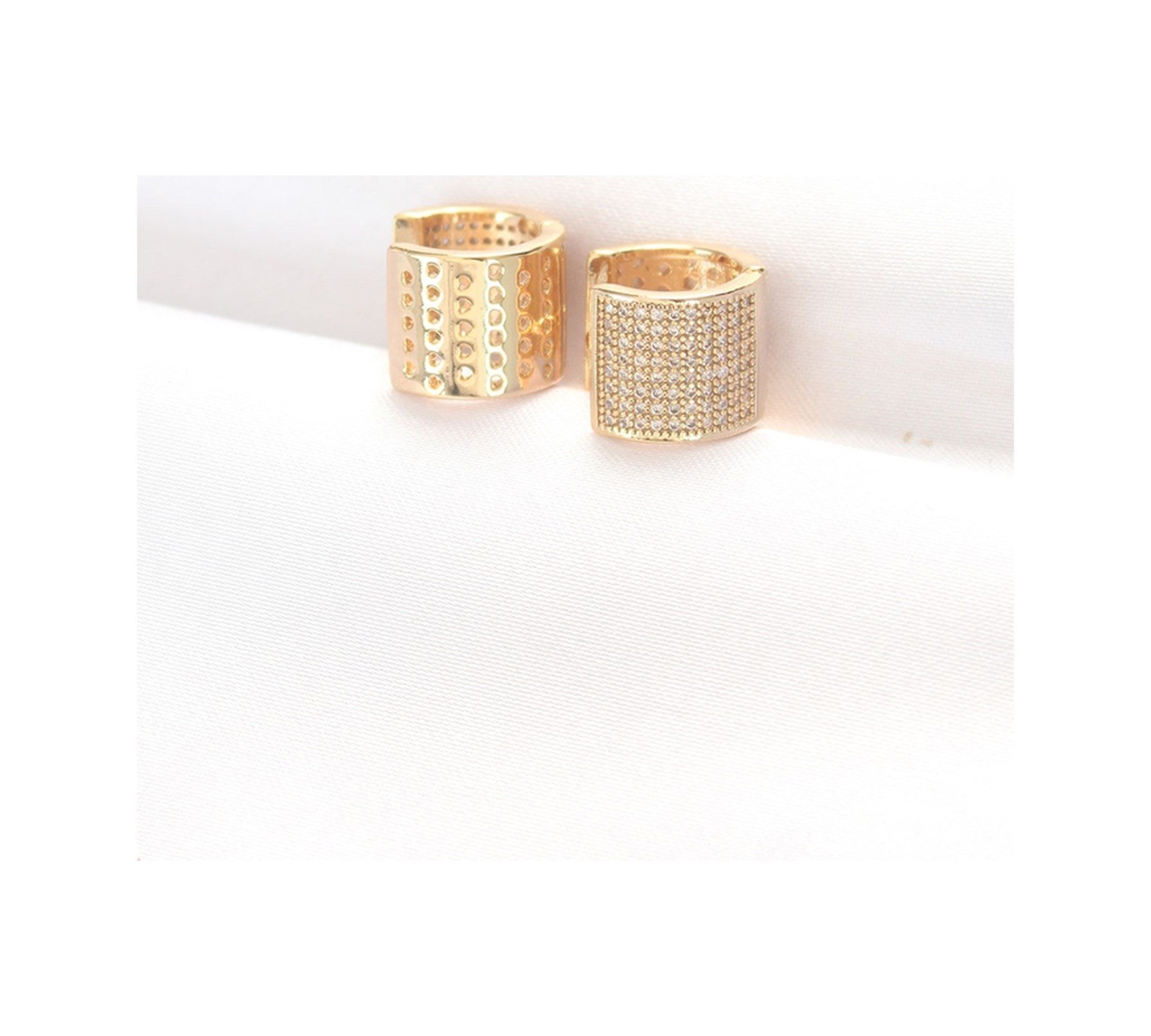 Pirinç Gold Renk Taşlı Minimal Küpe Diğer
