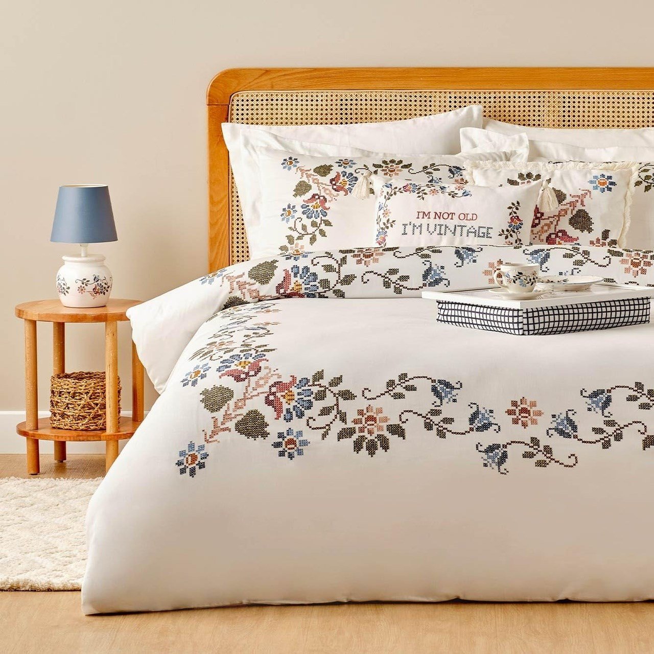 Vintage Çiçek Desenli%100 Pamuk Saten Nevresim Seti, Beyaz, Tek Kişilik Nevresim: 160x220 Cm / 1 Adet Yastık Kılıfı: 50x70 Cm Çok renkli