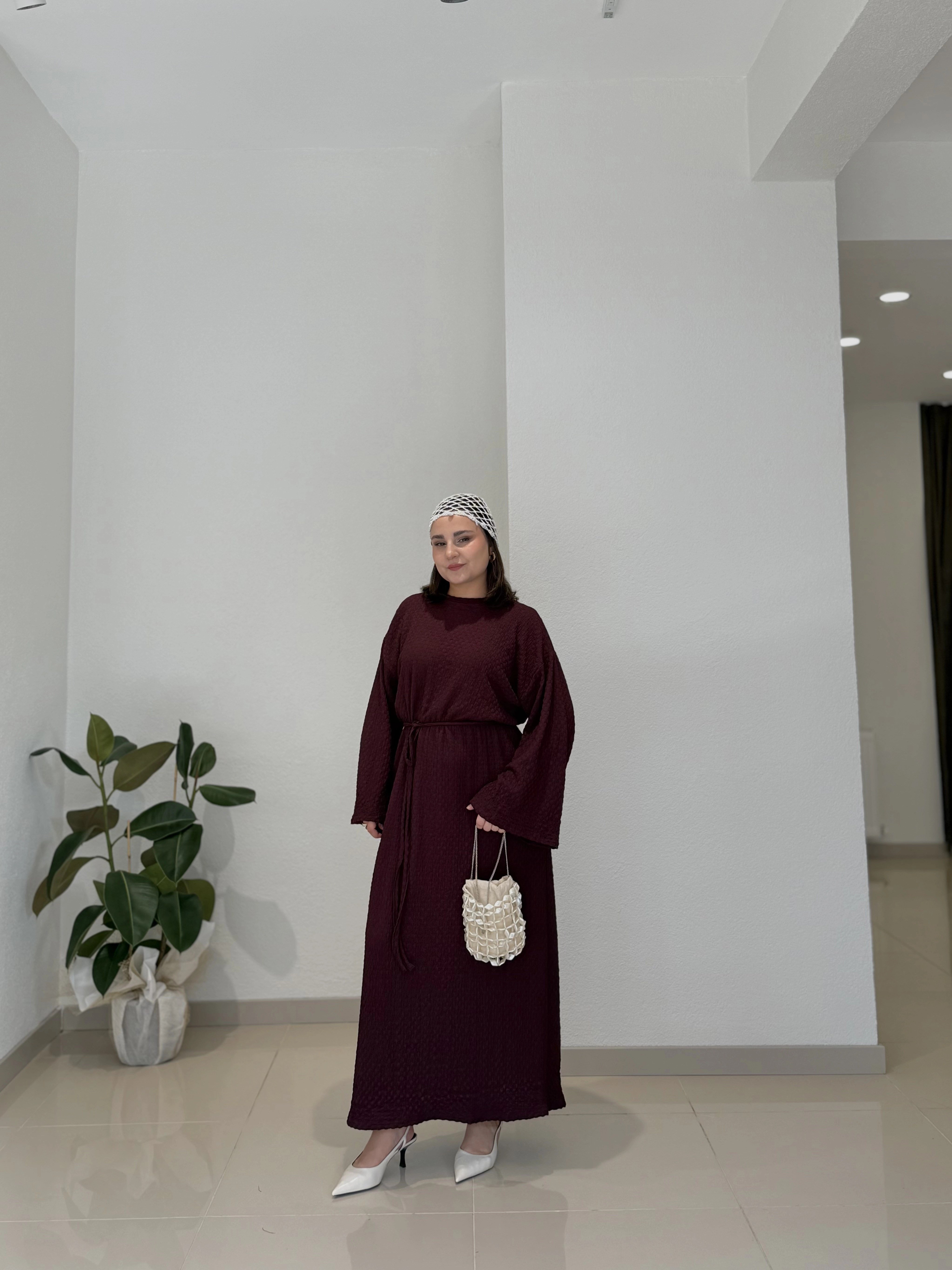 DOKULU KEMERLİ UZUN SALAŞ ELBİSE - MÜRDÜM
