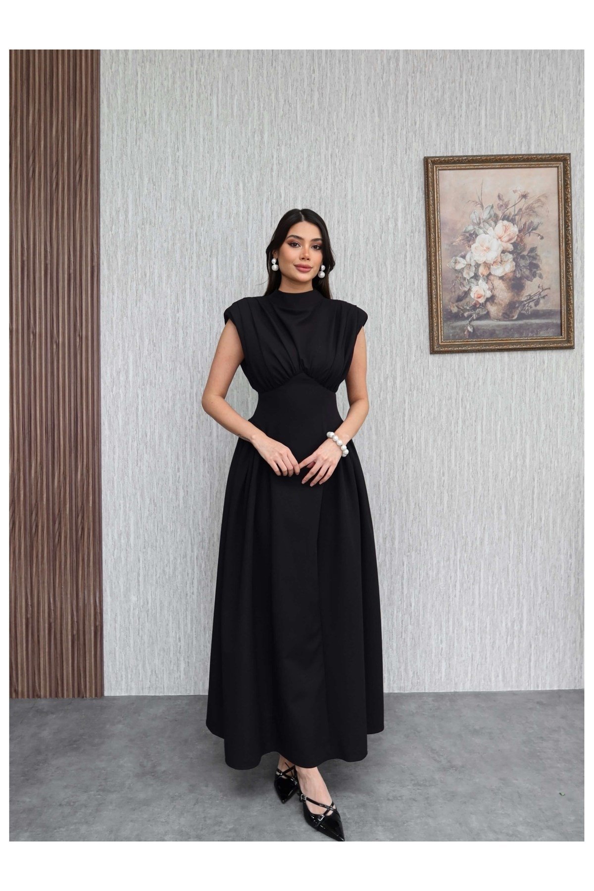 Vatkalı Sırt Bağlamalı Sıfır Kol Elbise