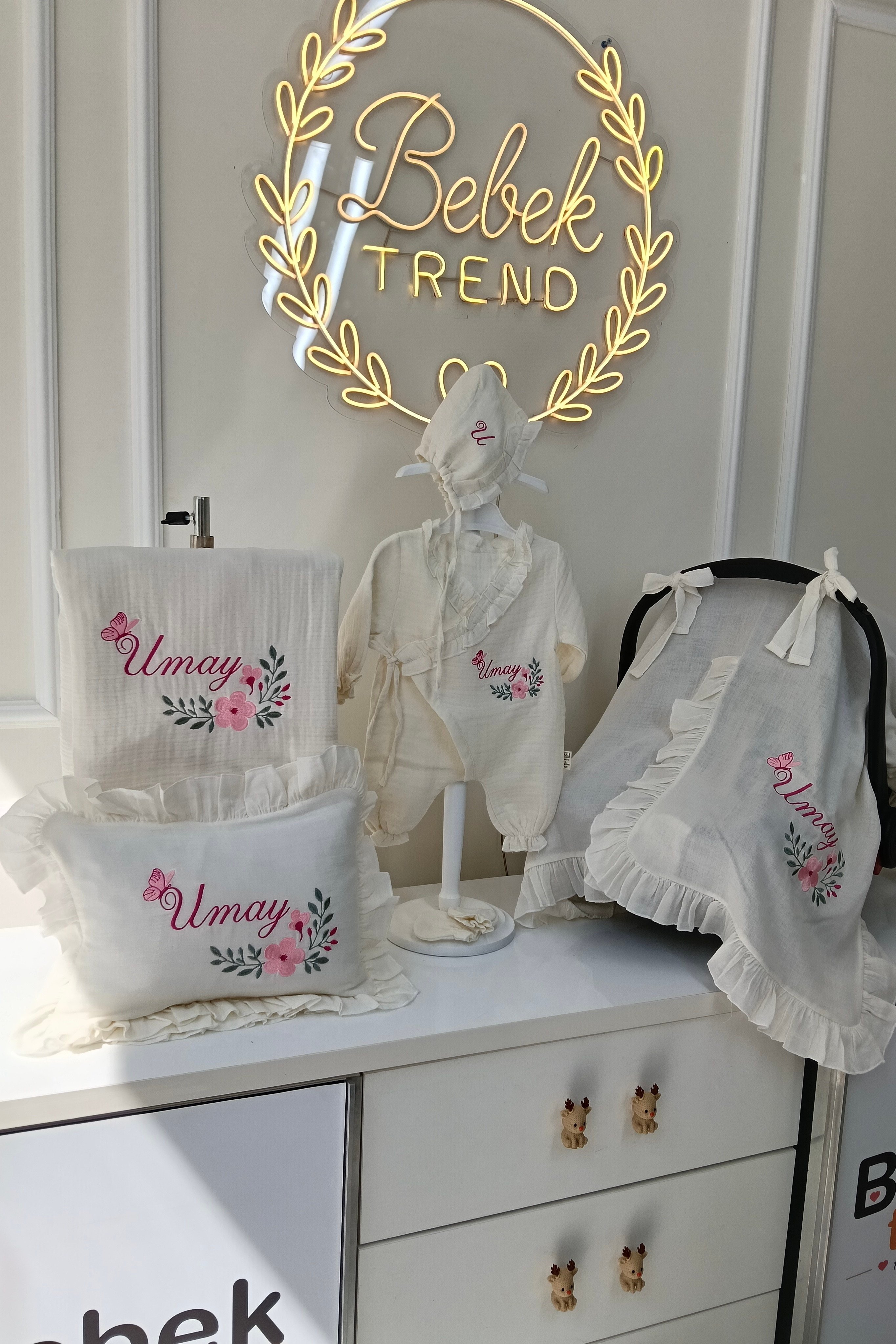 Bebek Trend  Çiçek ve Kişiye Özel İsim Nakışlı Müslin Yenidoğan Bebek Seti | Yastık, Battaniye, Puset Örtüsü, Kruvaze Tulum, Şapka, Eldiven