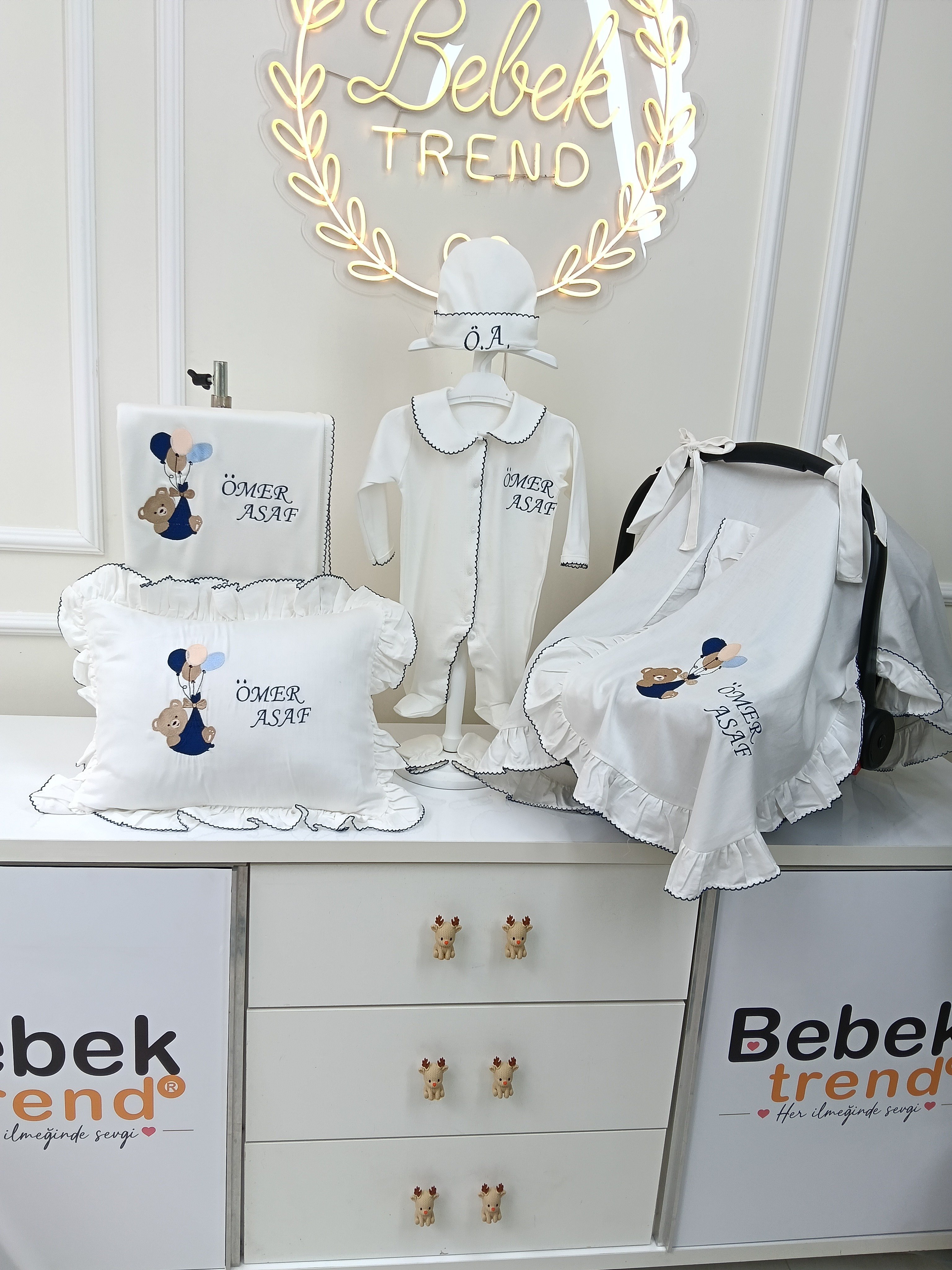 Bebek Trend Sevimli Ayıcık Balon Modeli ve Kişiye Özel İsim Nakışlı Pamuk Penye Lacivert Biyeli Yenidoğan Bebek Seti | Pamuk Saten Yastık, Pamuk Penye Battaniye, Pamuk Saten Puset Örtüsü, Pamuk Penye, Tulum, Şapka, Eldiven