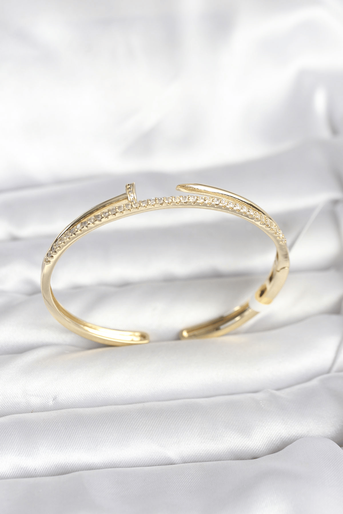 Pirinç Gold Renk Zirkon Taşlı Çivi Model Kadın Kelepçe Bileklik 5886