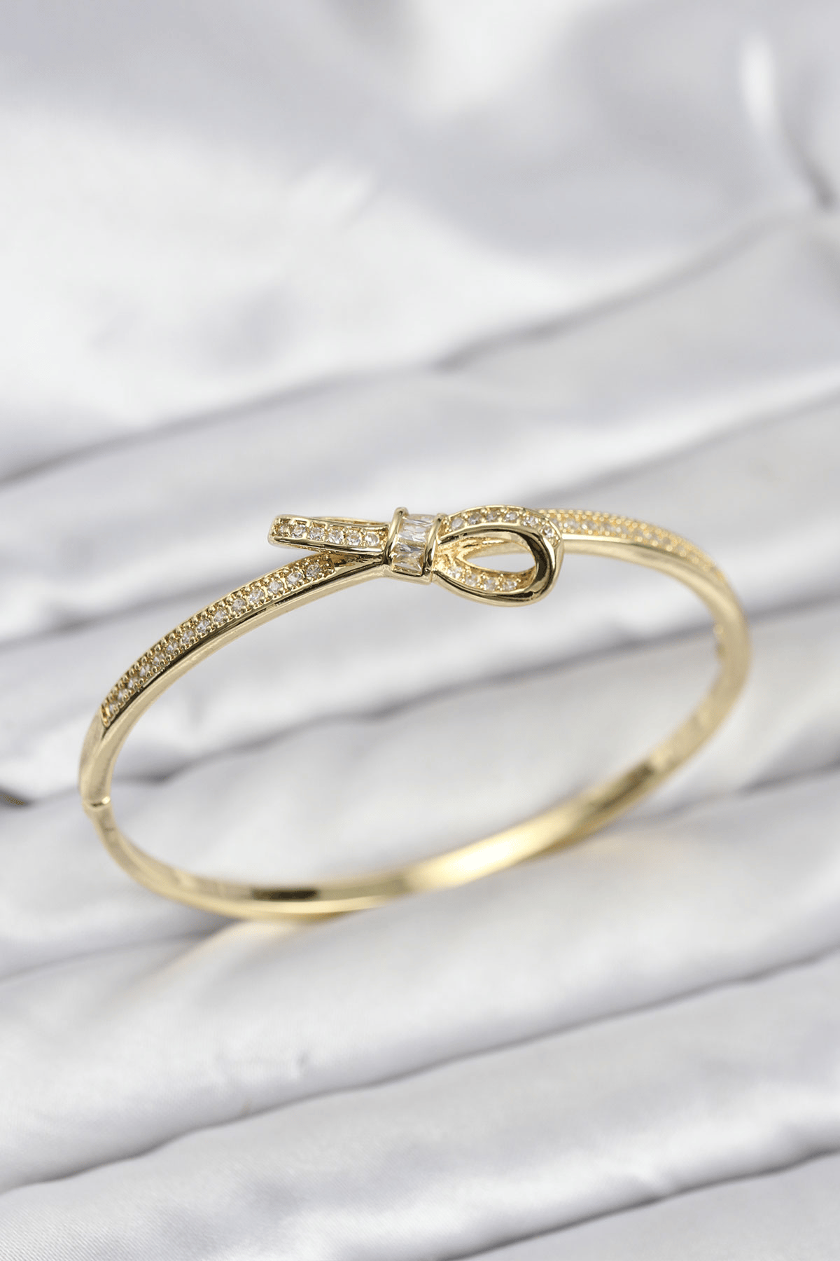 Pirinç Gold Renk Zirkon Taşlı Fiyonk Model Kadın Kelepçe Bileklik 5886