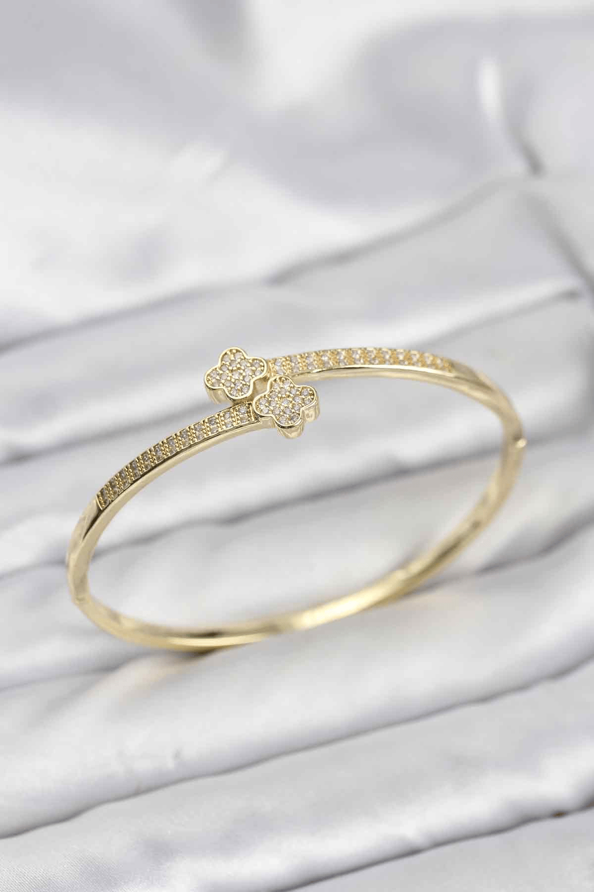 Pirinç Gold Renk Zirkon Taşlı Yonca Model Kadın Kelepçe Bileklik 5886