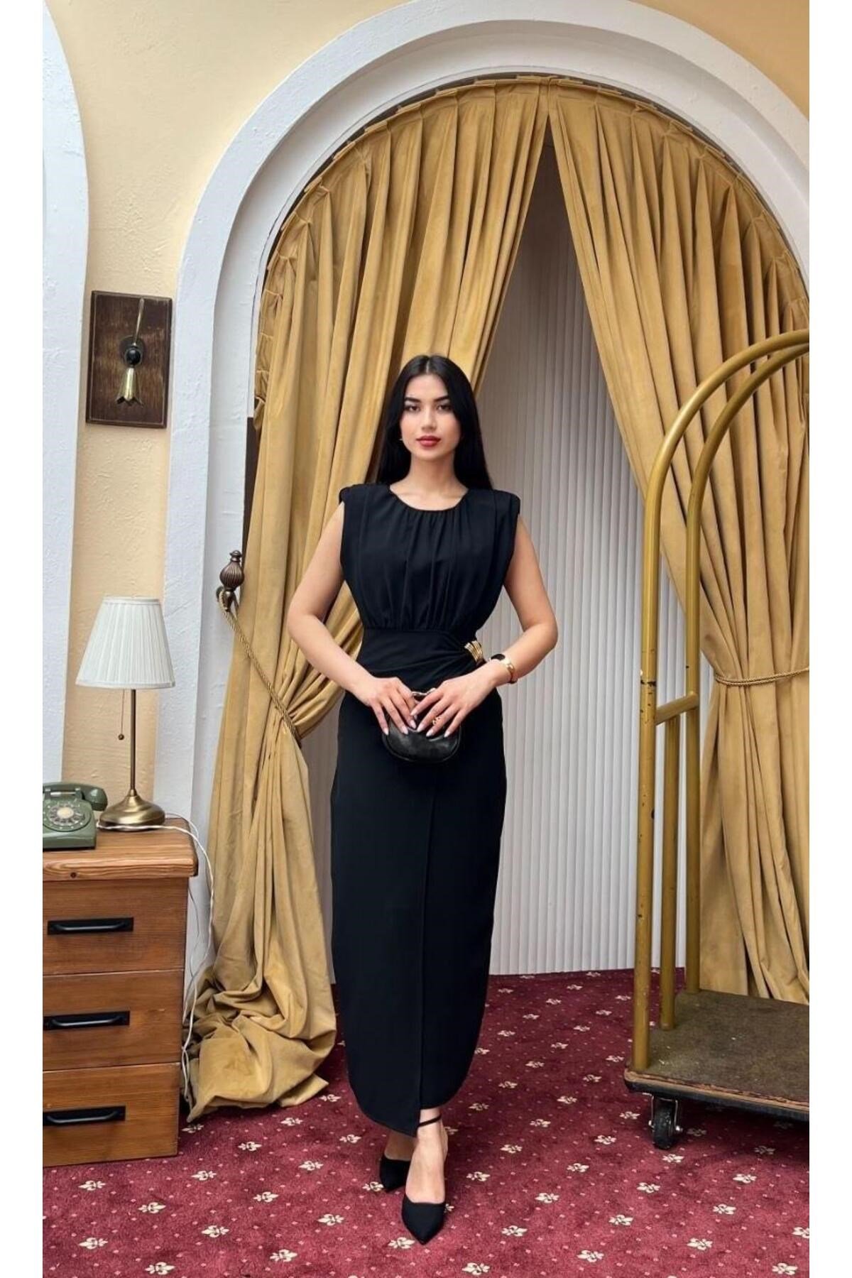 Siyah Vatkalı Bel Detaylı Uzun Elbise-DAR KALIP