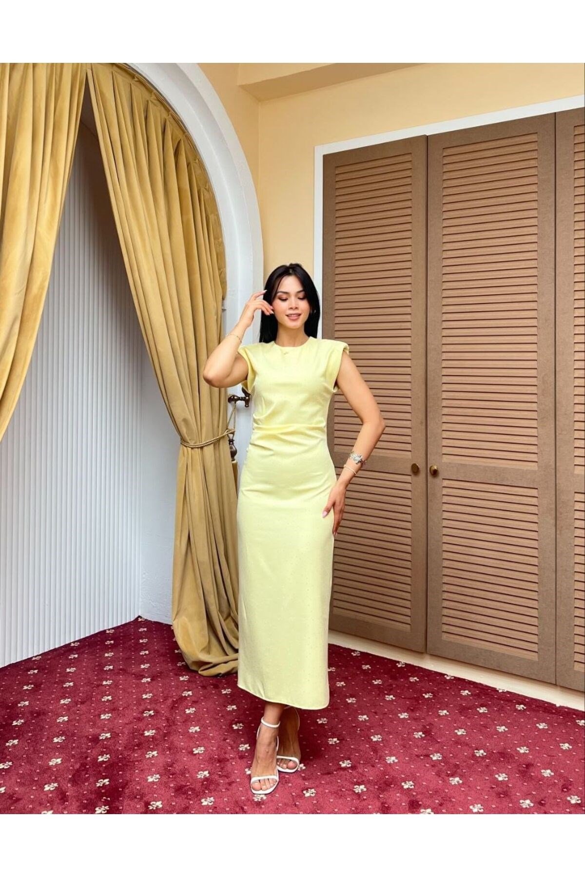 Taş Baskılı Slim Fit Vatkalı Yırtmaçlı Sarı Uzun Elbise