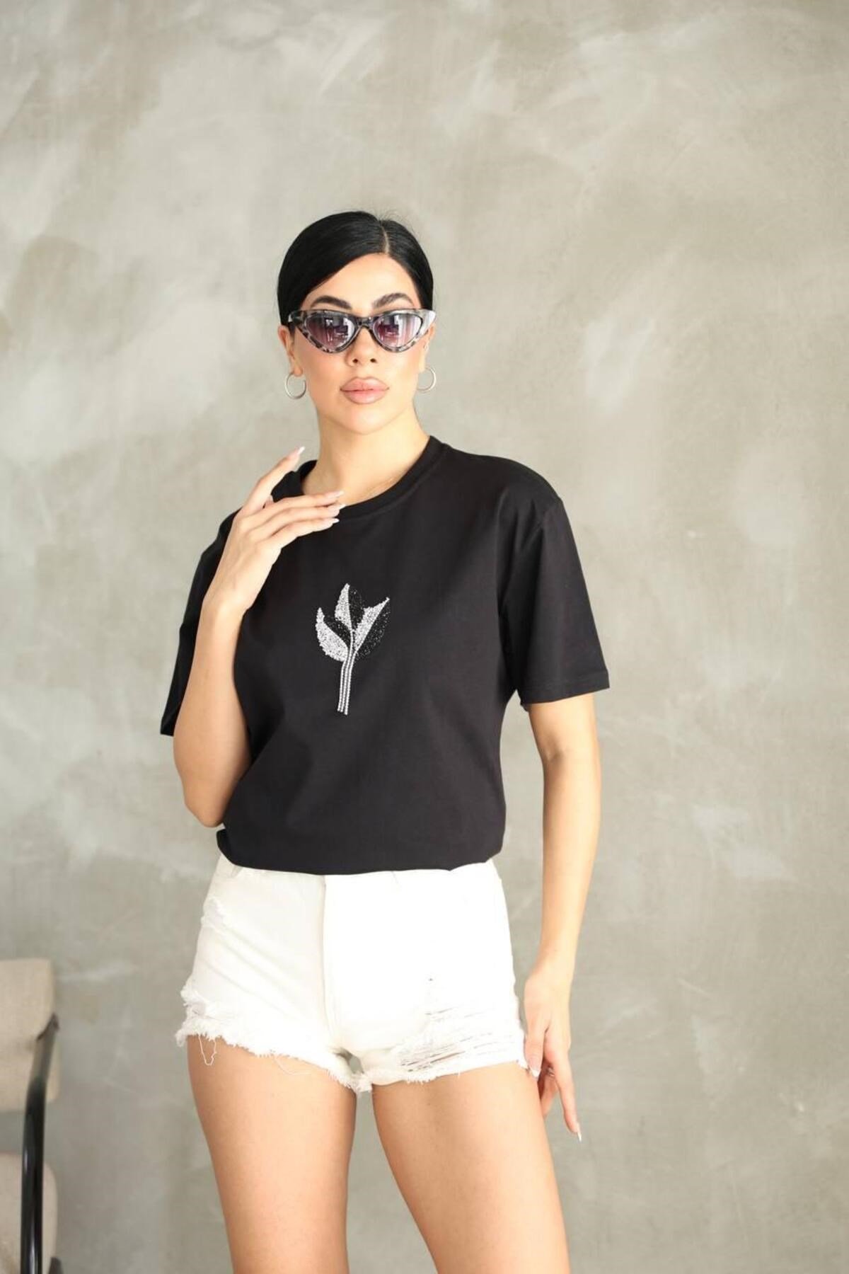 Taşlı Yaprak Desenli Pamuklu Taş Sallantılı T-shirt