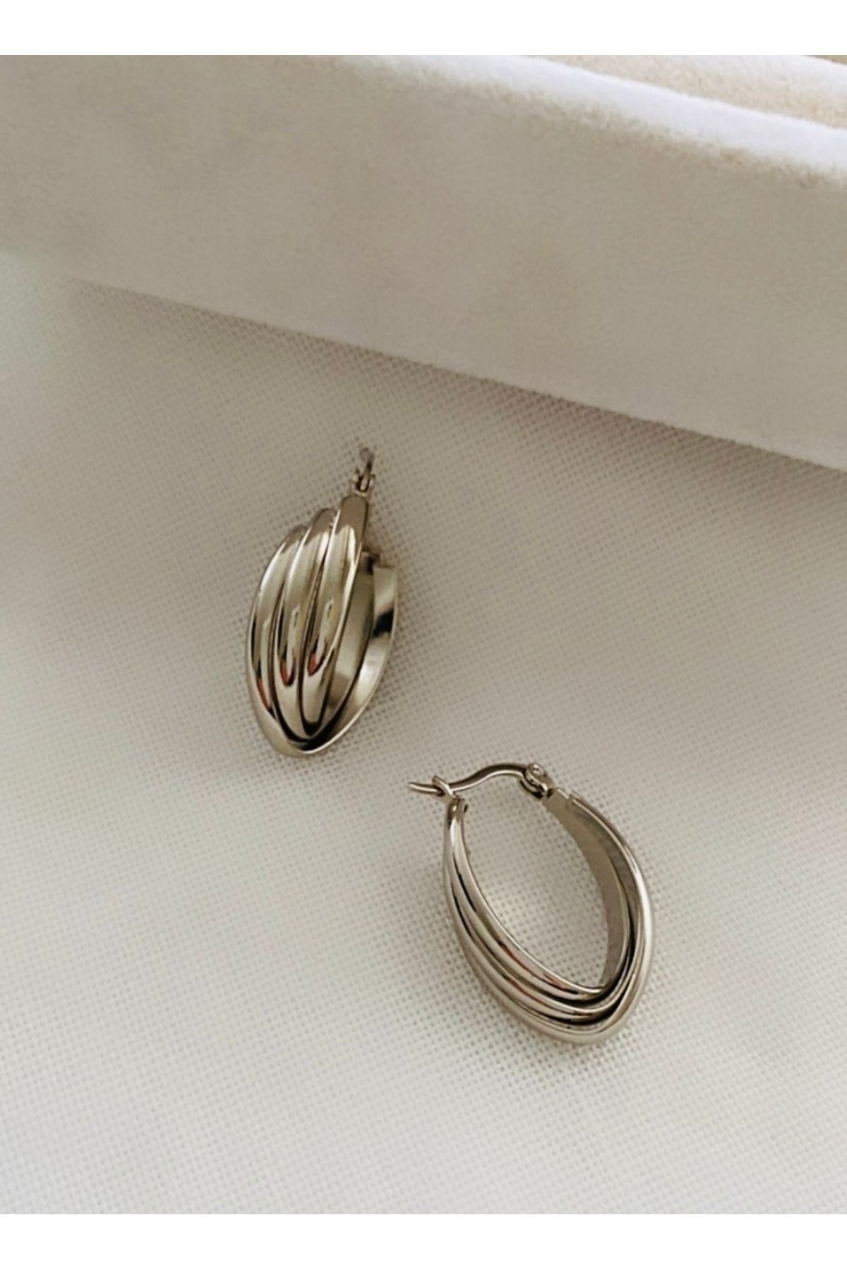 Çelik Üçlü Görünüm Kıvrımlı Model Oval Küpe