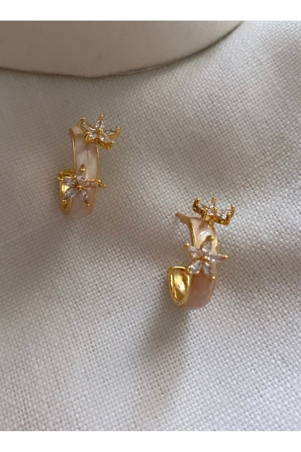 Çiçek Detaylı Gold Küpe
