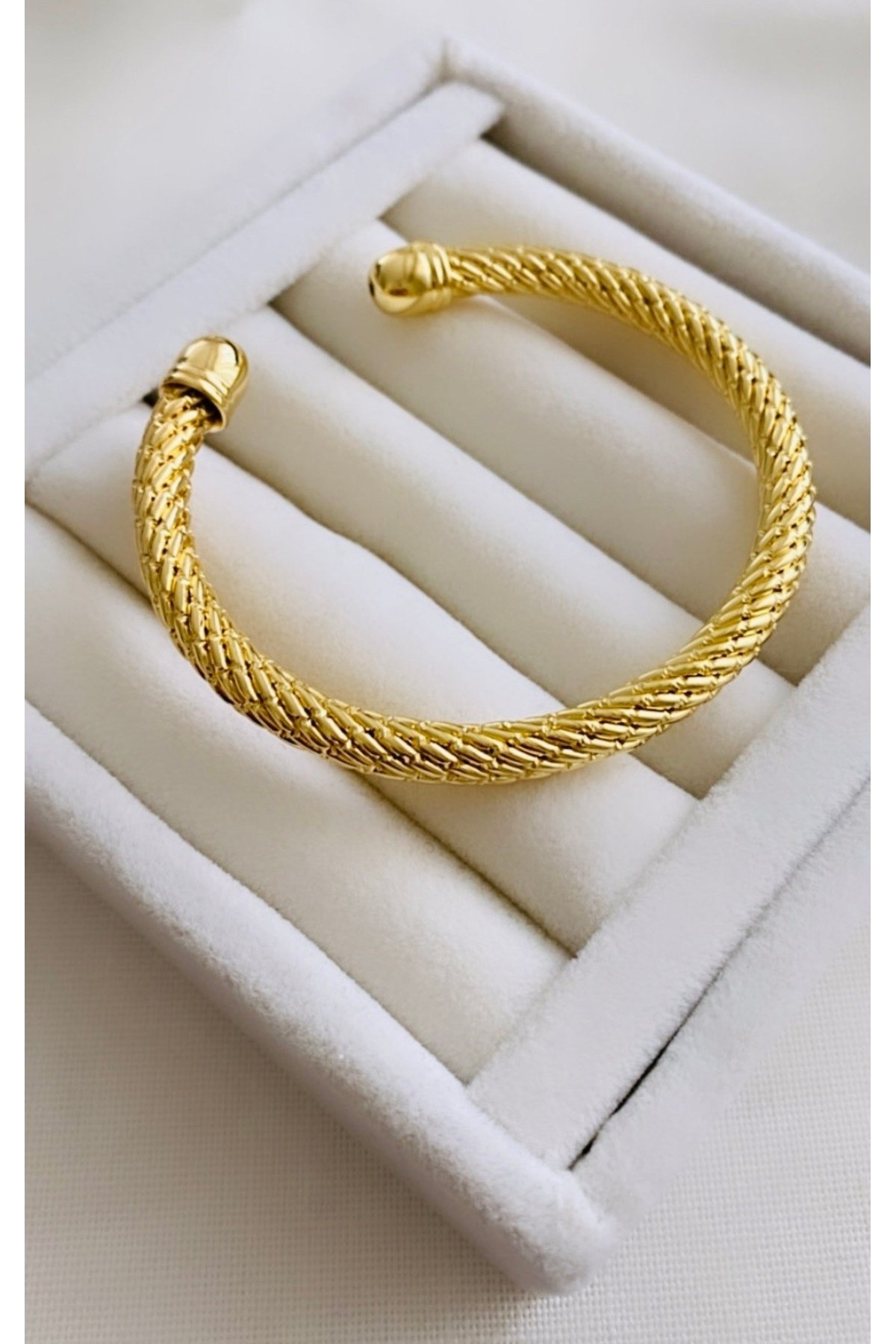 Marka Model Hasır Görünümlü Kelepçe Bileklik