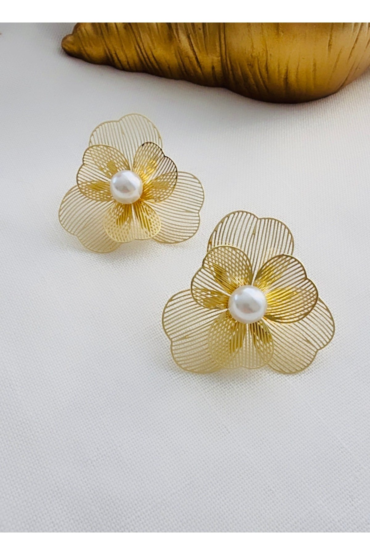 Top İnci Detay Tel Plaka Izgara Model Çiçek Küpe (4,5 cm)
