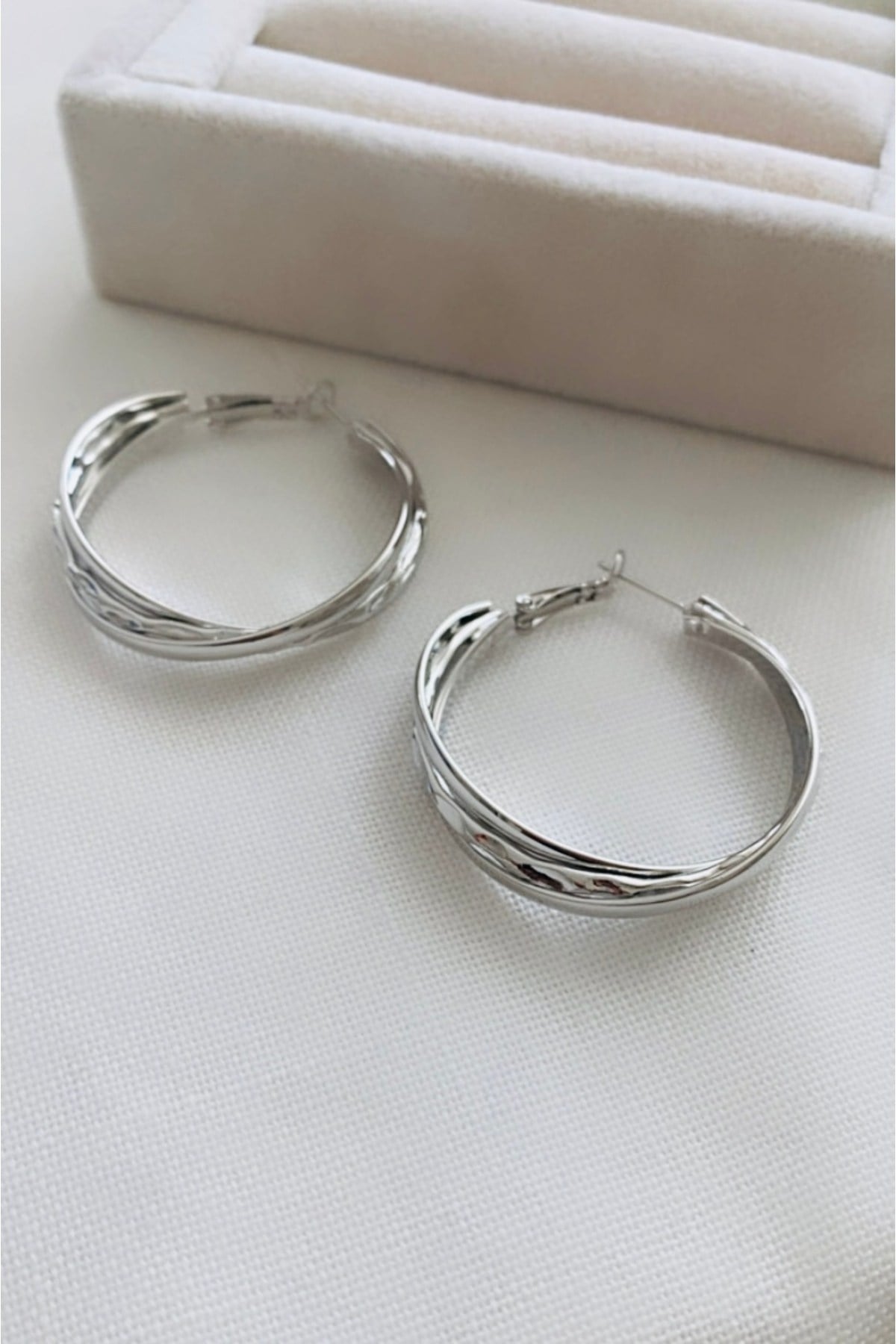 Üçlü Sarmal Model Rodyum Kaplama Halka Küpe (4 CM)