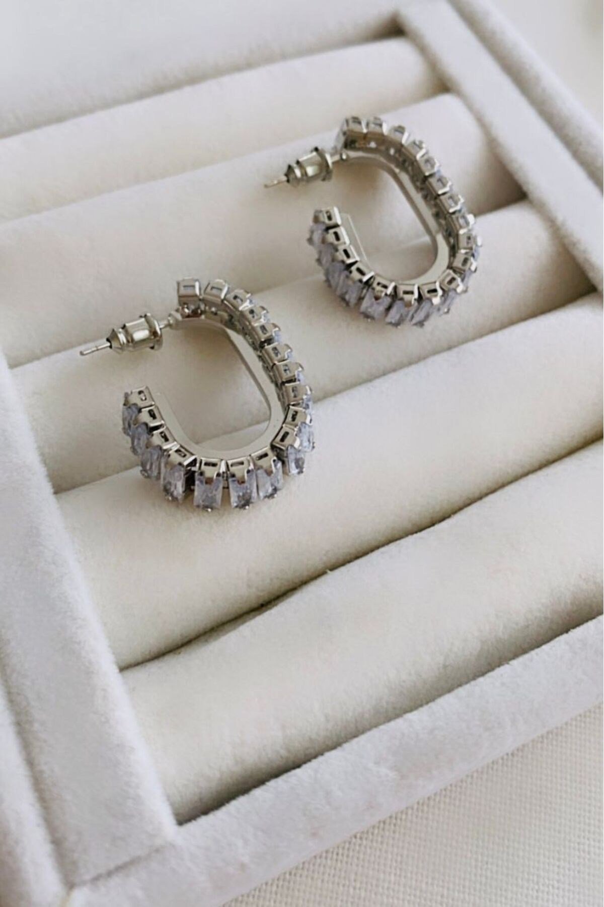 Vip Seri Baget Taşlı Küpe (3 cm)