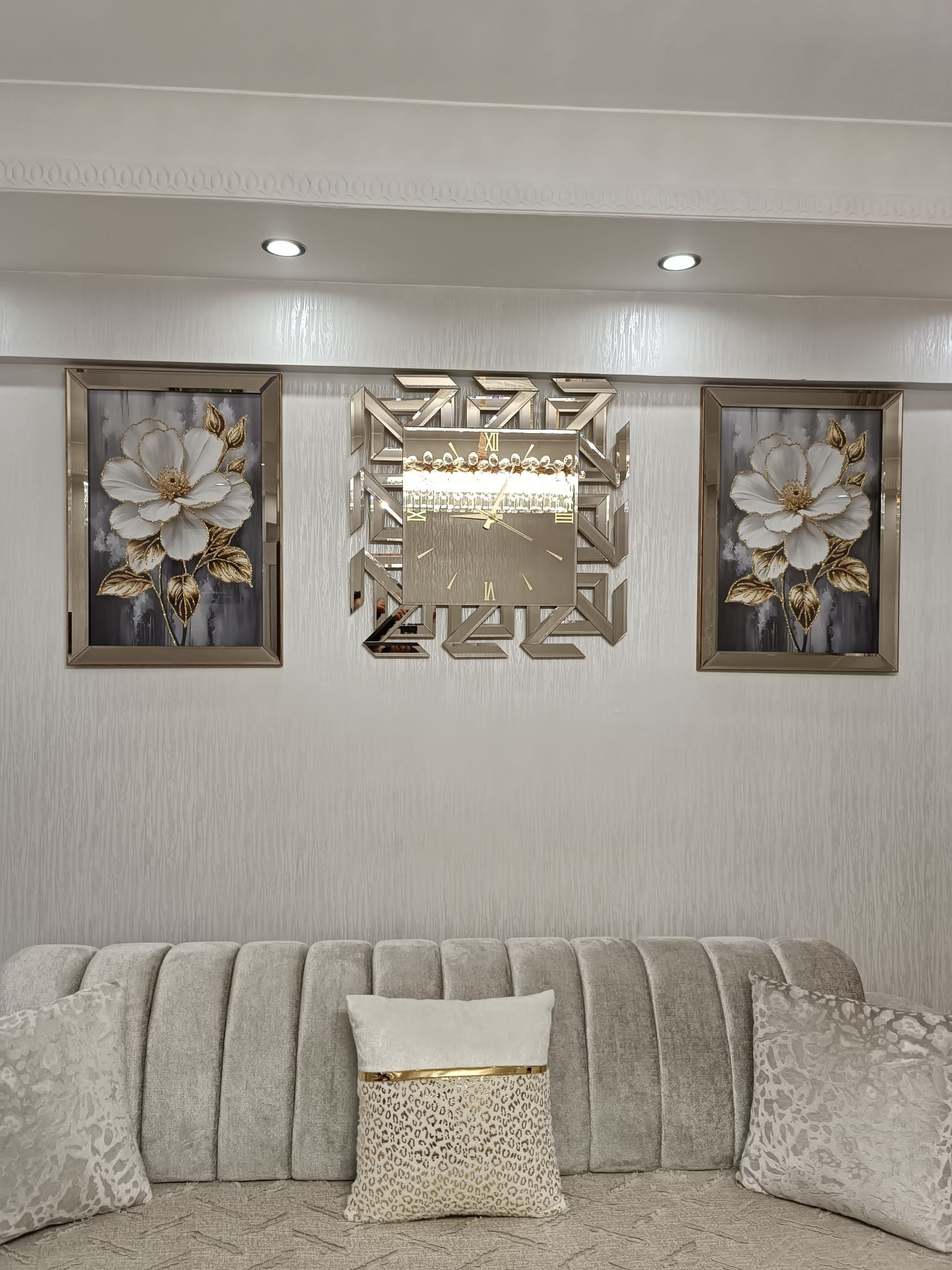 Z MODEL AYNALI SAAT VE İKİ ADET BEYAZ GÜL SET GOLD