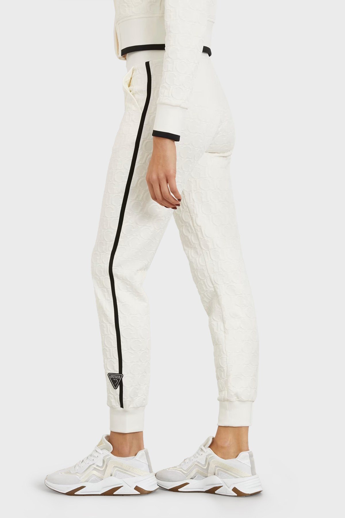 GUESS Kabartma baskılı GJ logolu jogger pantolon