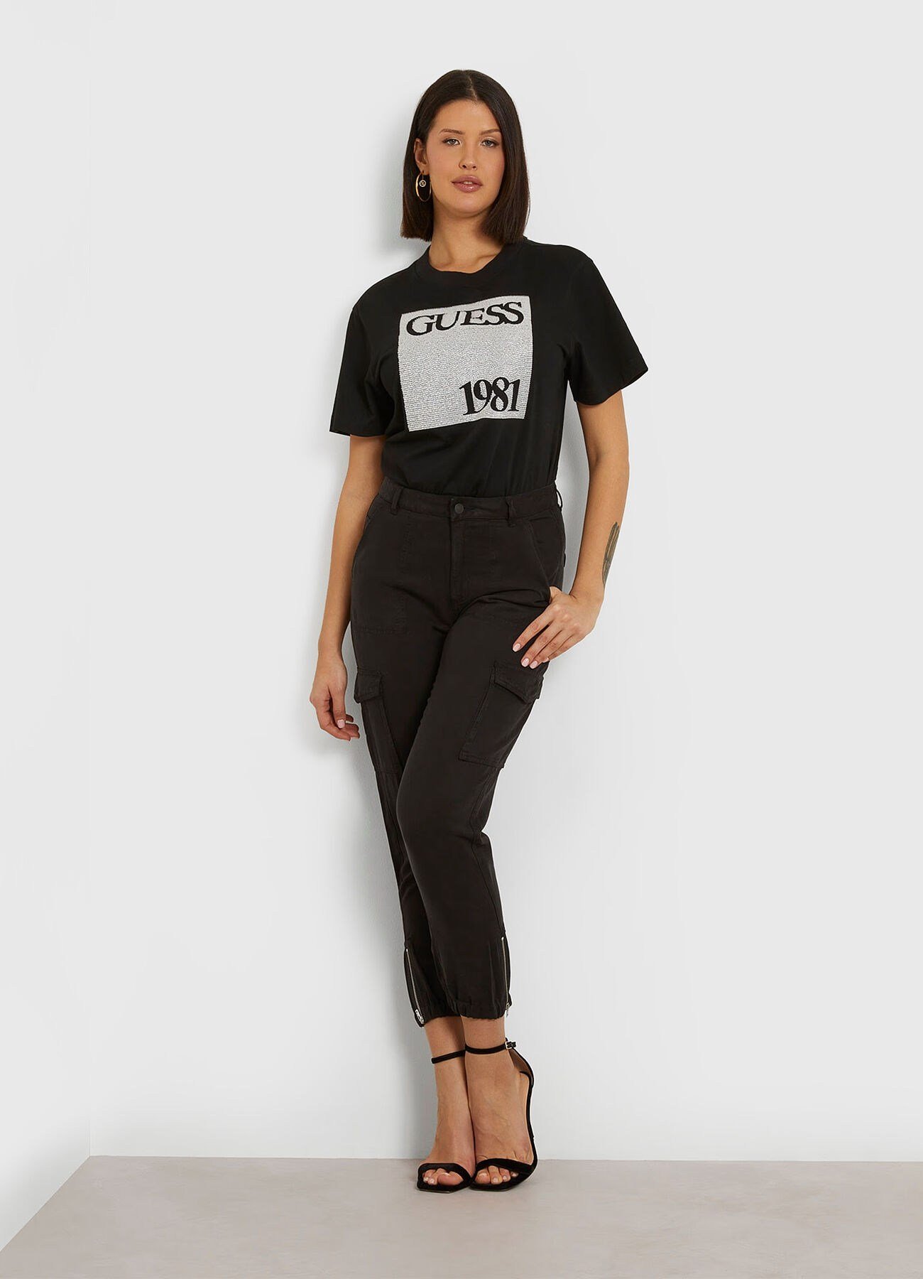 GUESS Önde logolu t-shirt