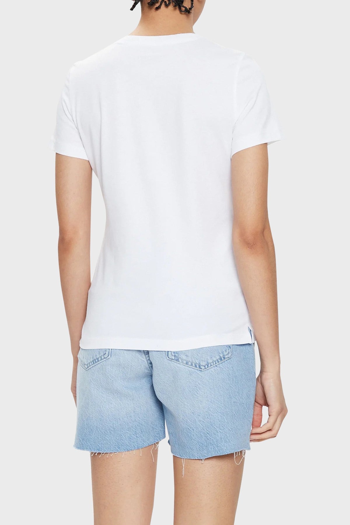 GUESS TAŞ AMBLEMLİ TSHİRT