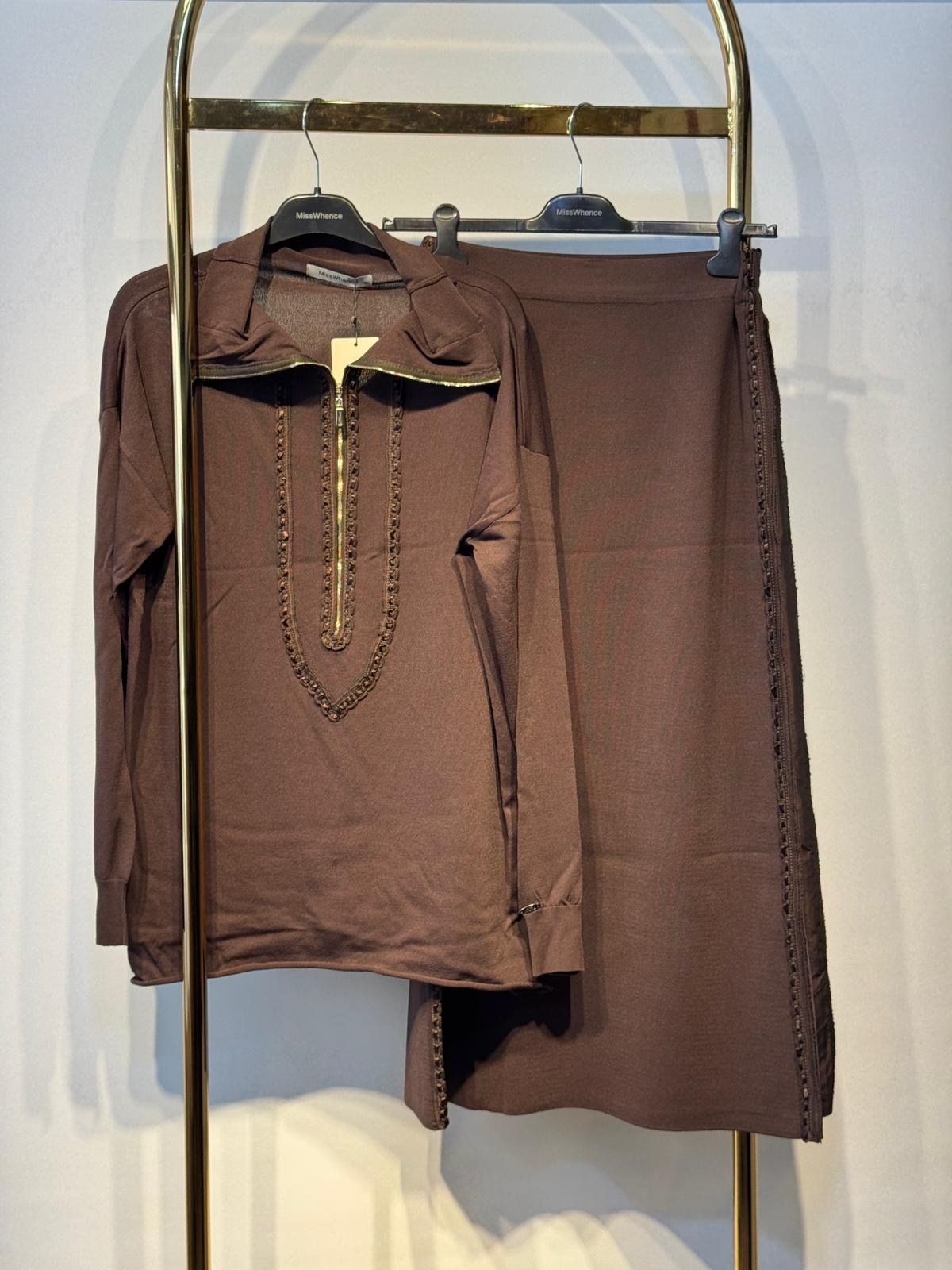 MİSSWHENCE 38018 Nakış İşleme Şerit Detaylı Yarım Fermuar Dikişsiz Triko Tunik 38918 Etek Takım