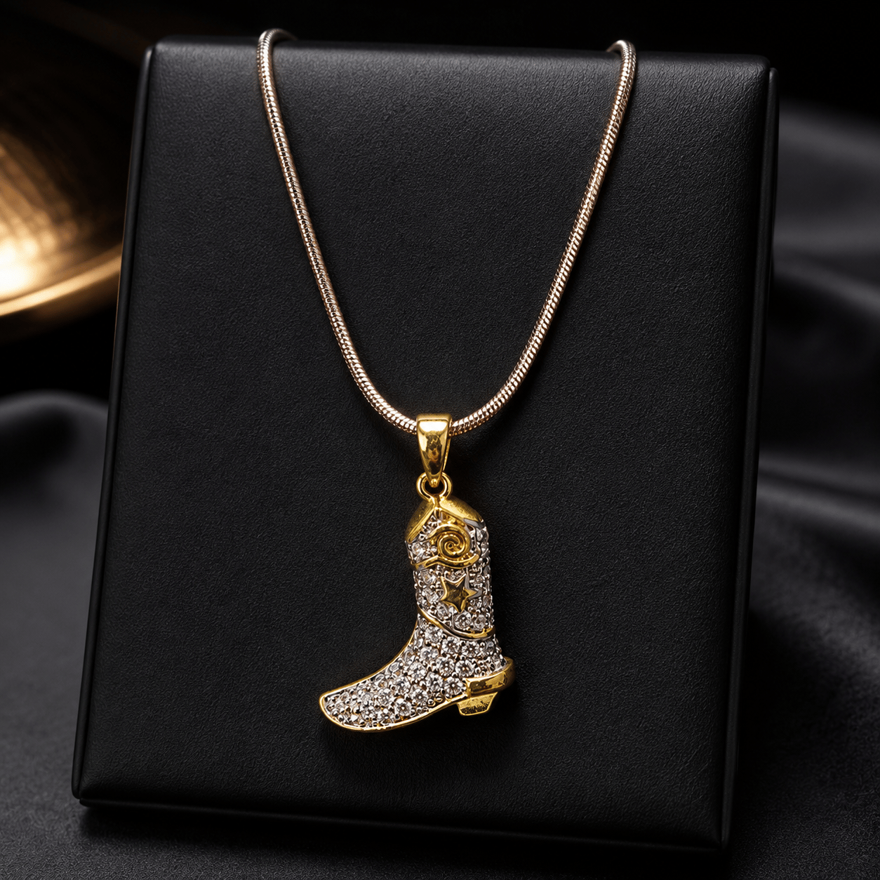 Taşlı Kovboy Çizmesi Figürlü Kolye – Gold Detaylı Western Tasarım