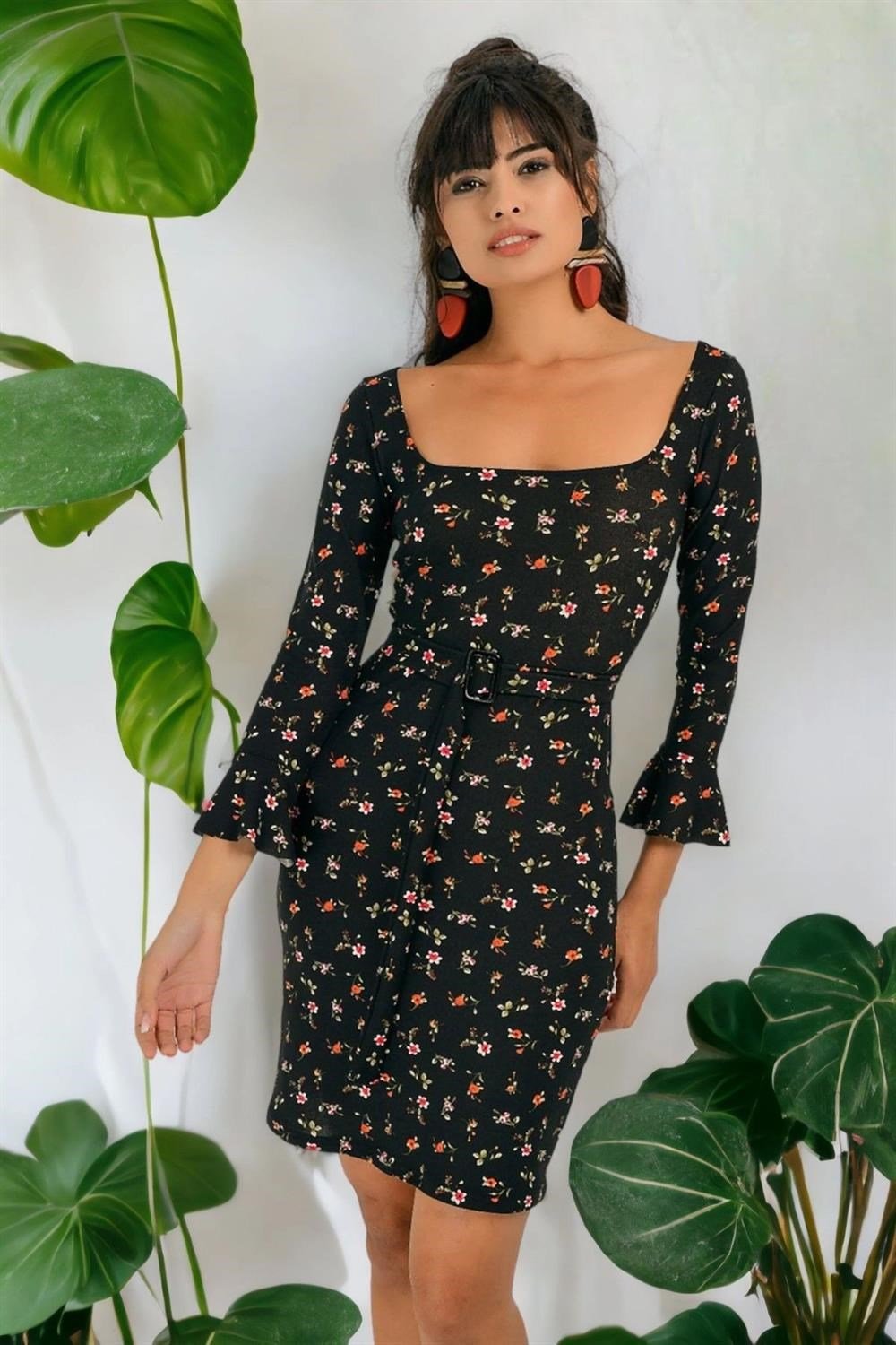 Kadın Çok Renkli Çiçek Desenli Kolları Fırfır Detaylı Kare Yaka Truvakar Kol Body Fit Kesim Elbise
