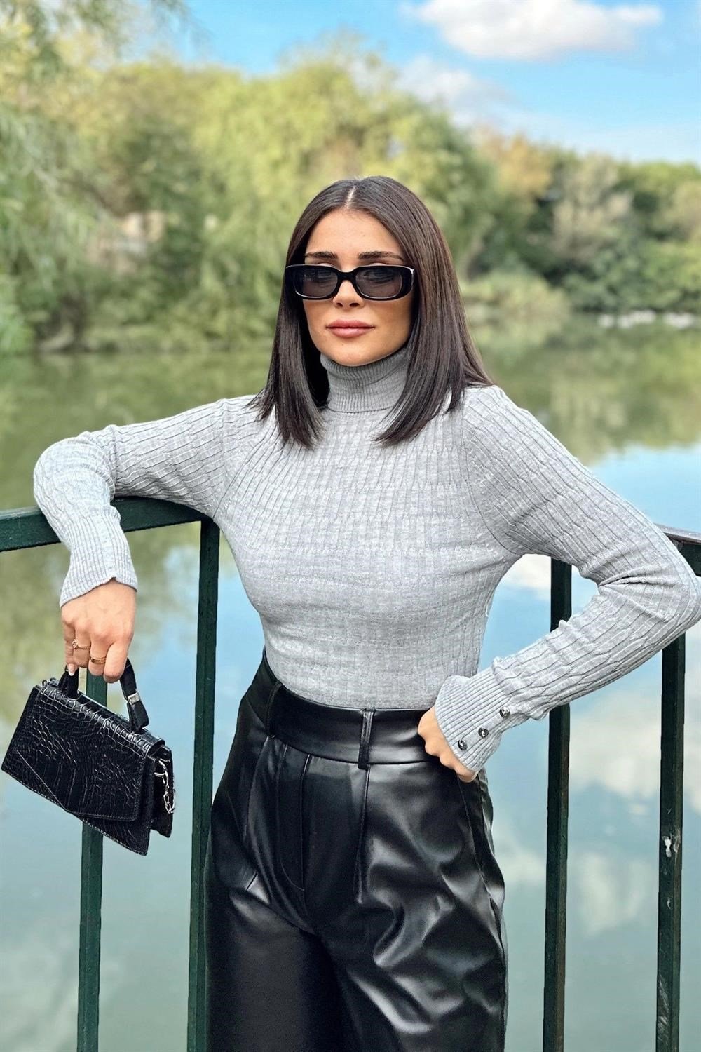 Kadın Gri Boğazlı Yaka, Uzun Kol, Vucüda Oturan Esnek Kumaş, Düğme Manşet, Örgü Desen, Triko Bluz