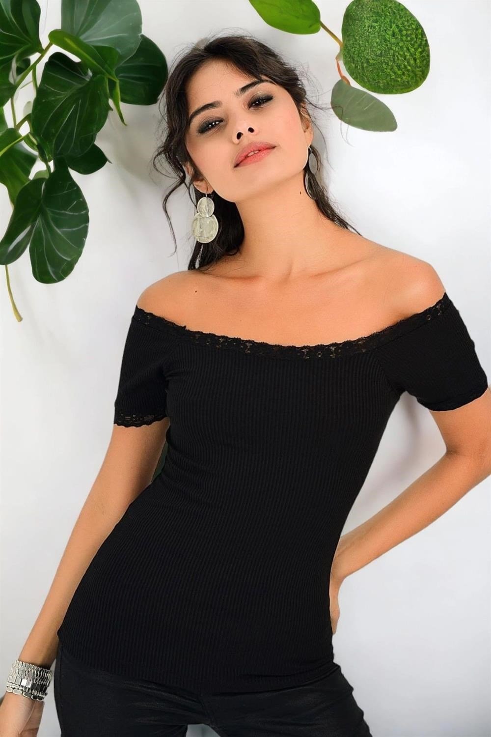 Kadın Siyah Straplez Yaka Kısa Kol, Basic Kaliteli Kumaş, Body Fit Kesim Standart Boy Bluz