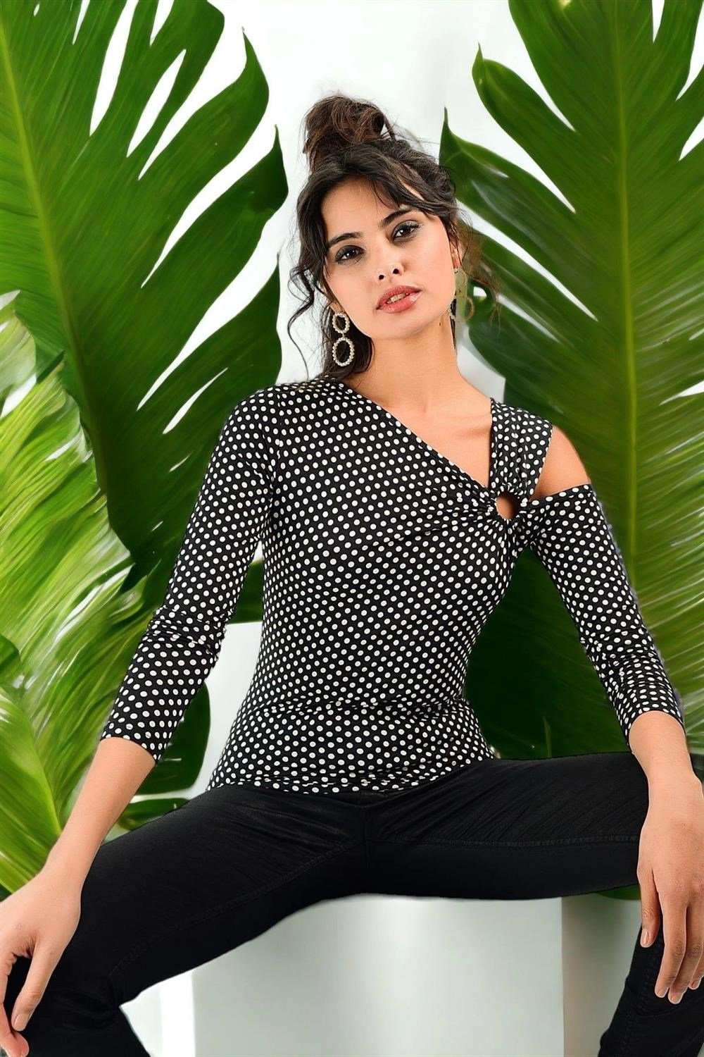Kadın Siyah Truvakar Kol Tasarım Yaka Omzu Pencere Detaylı Puantiyeli Body Fit Kesim Bluz