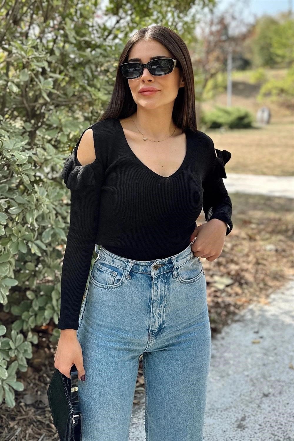 Kadın Siyah V Yaka, Uzun Kol, Vucüda Oturan Esnek Kumaş, Omuzları Fırfır Detaylı, Triko Bluz