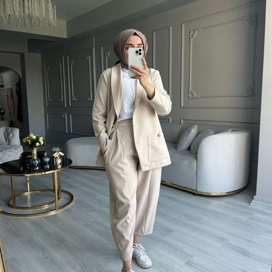 Çizgili Krem Blazer Takım