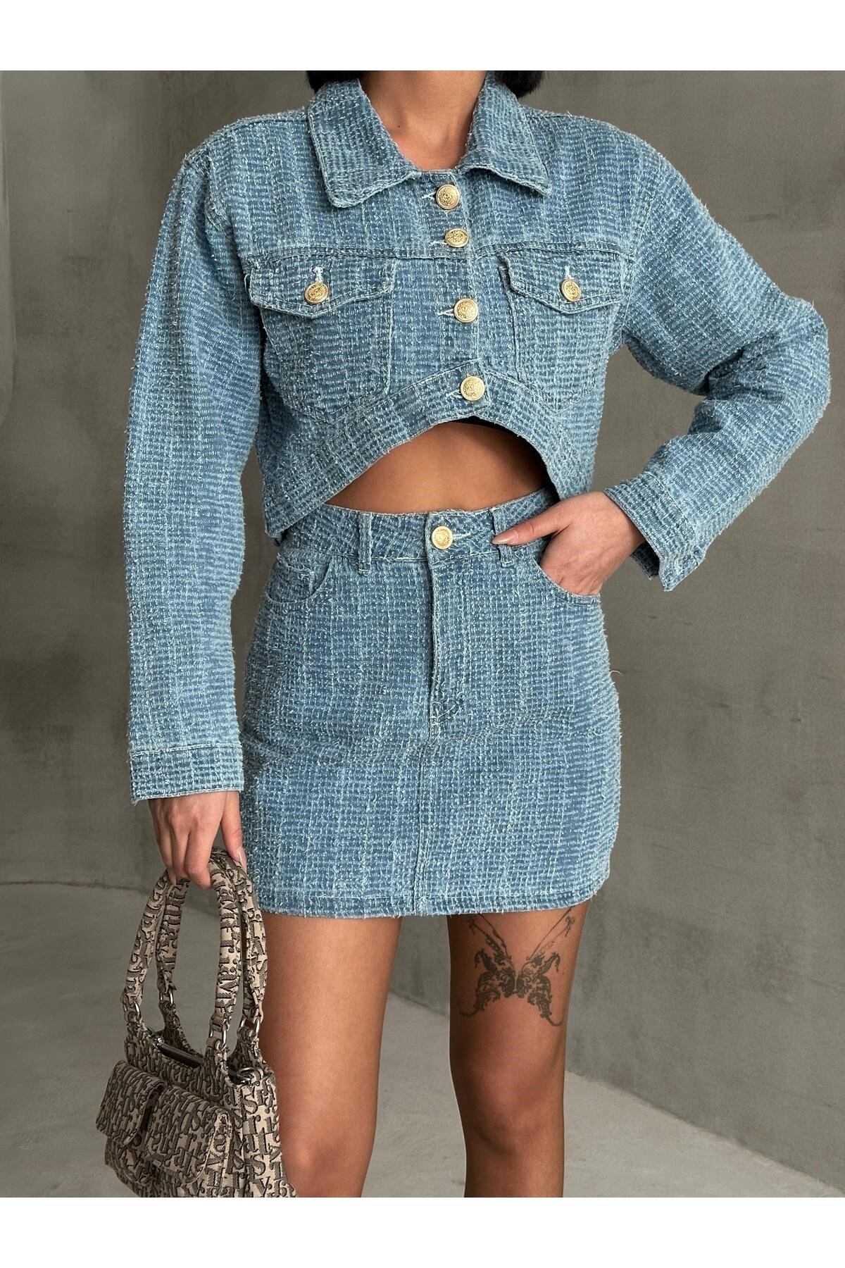 Kadın Mavi Dokulu Denim Crop Ceket ve Mini Etek 2'li Takım