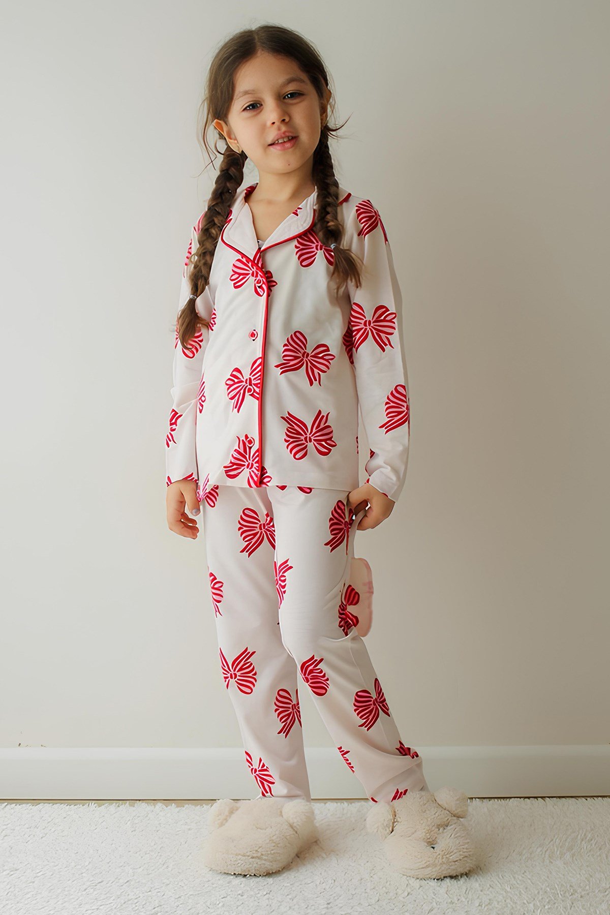 Kız Çocuk Pamuklu Süet Ekru Kelebek Desenli Gömlek Yaka Uyku Bantlı Düğmeli Uzun Kollu Pijama Takımı