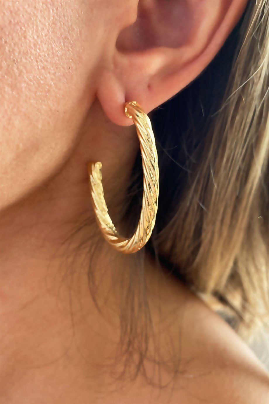 Gold Burgu İşlemeli Küpe