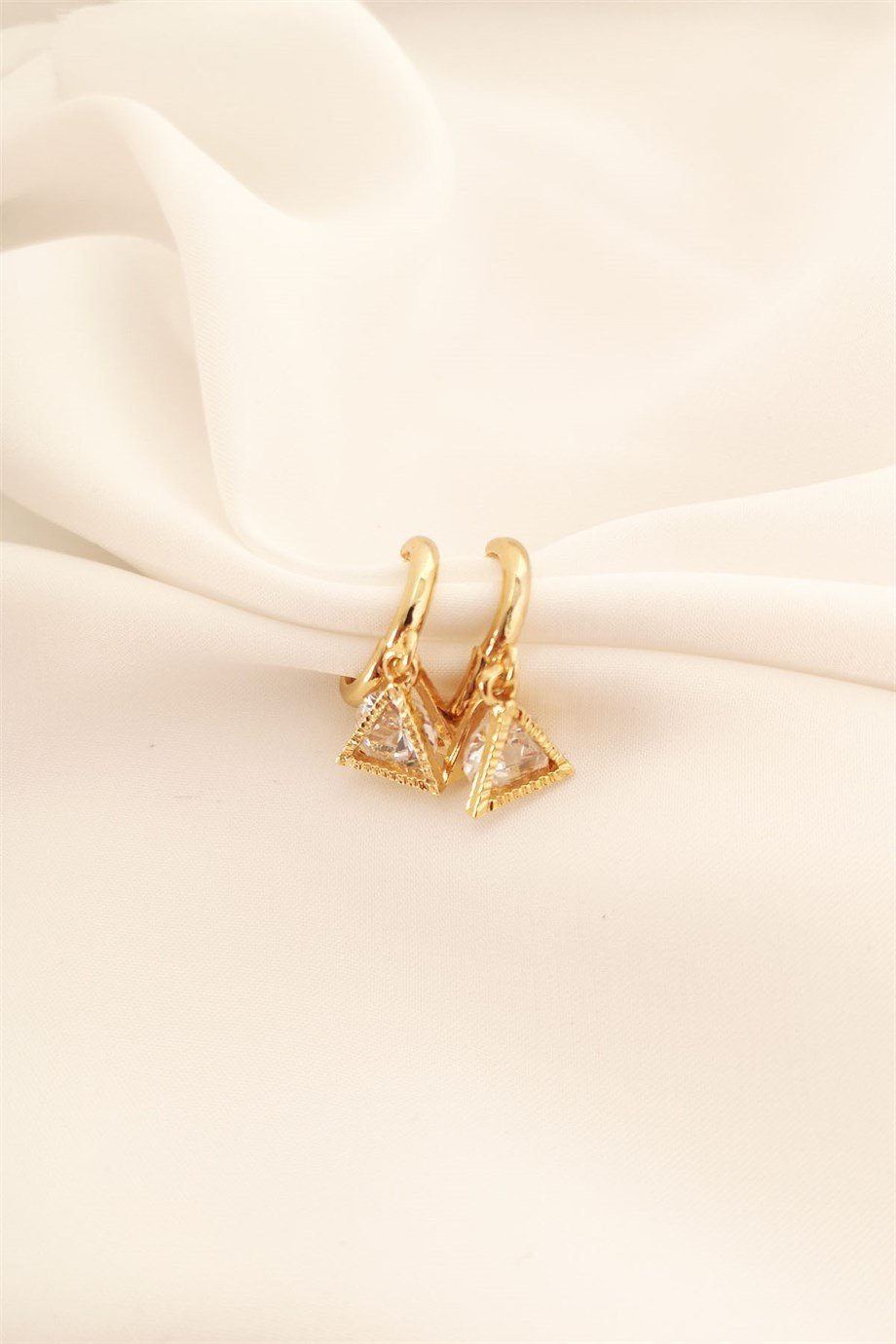 Piramit Figürlü Zirkon Taşlı Gold Küpe