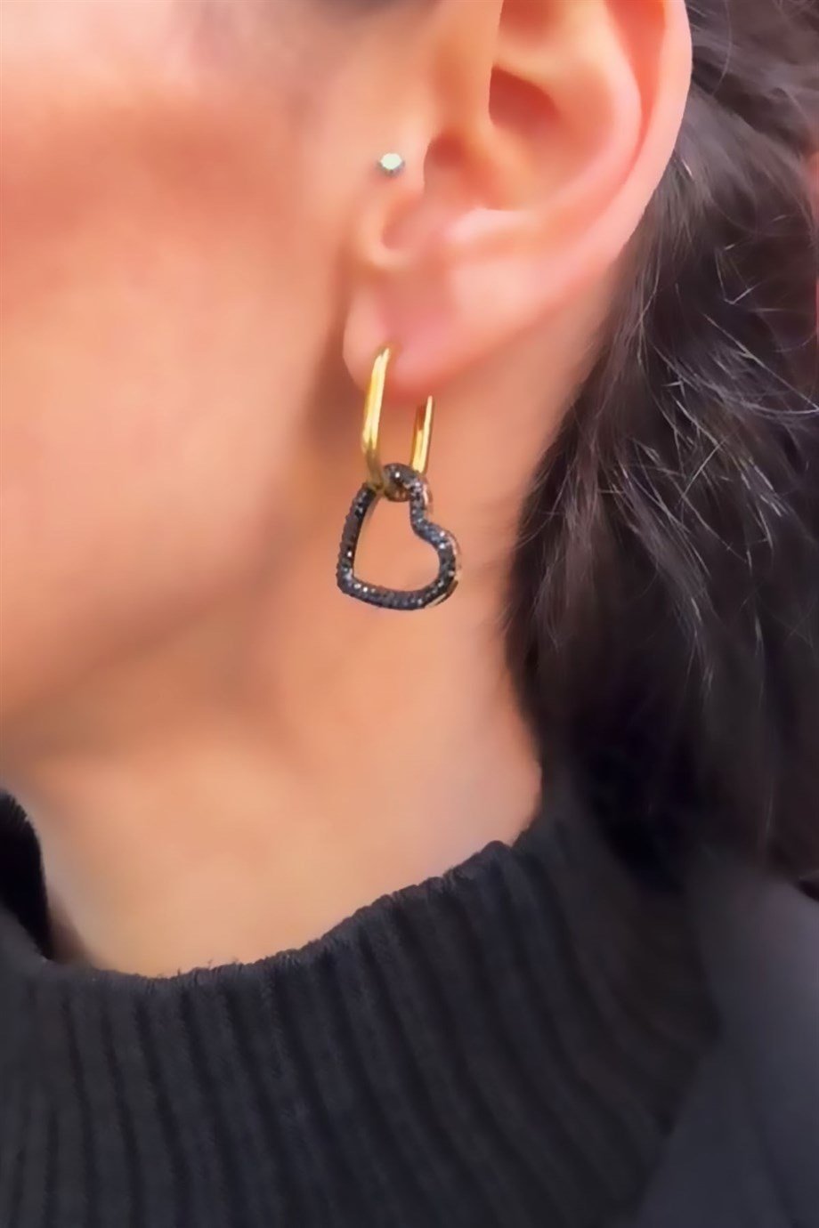 Siyah Taşlı Kalp Model Çelik Küpe