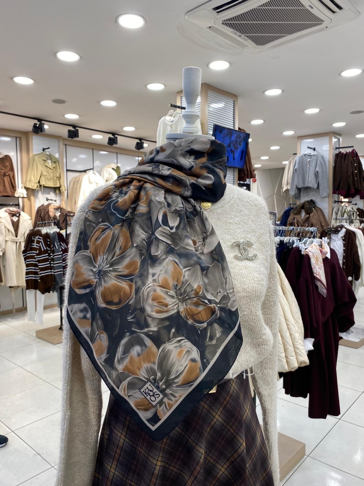 cicek-dokunusu-desenli-esarp-siyah-4aa-f3.webp