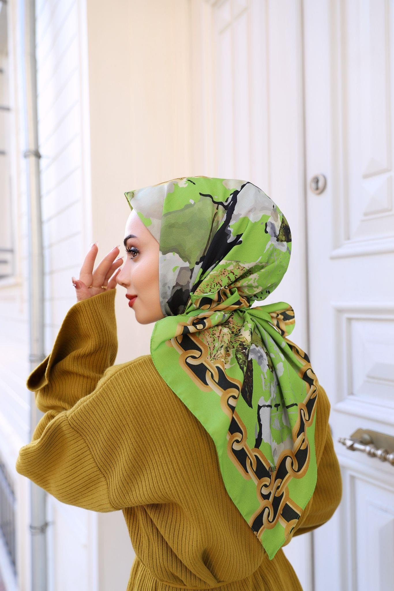 kare-zincir-desenli-esarp-benetton-14360e.webp