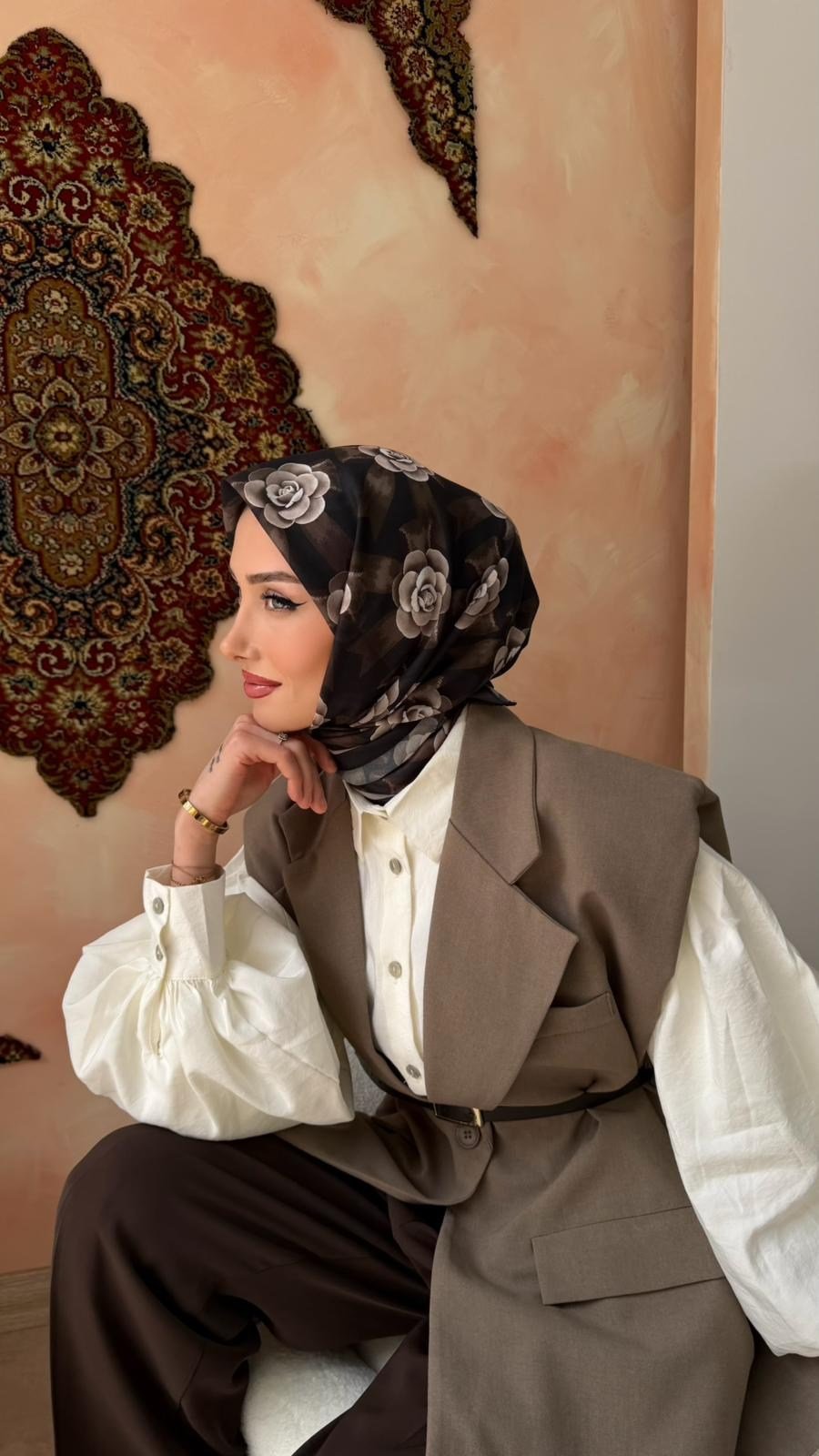 kuqos-nilufer-paris-ipegi-siyah-esarp-8-9296.webp