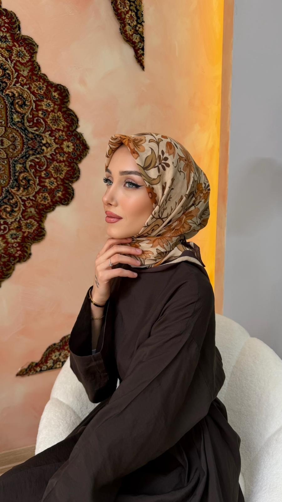 kuqos-zumrut-yoncasi-desenli-naida-esa-4e9ce6.webp