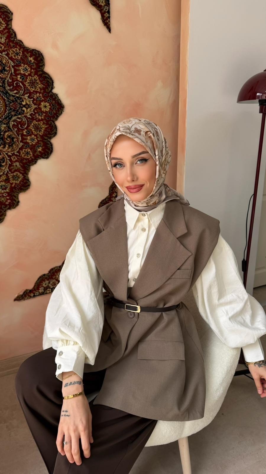 kuqos-zumrut-yoncasi-desenli-naida-esa-9feace.webp