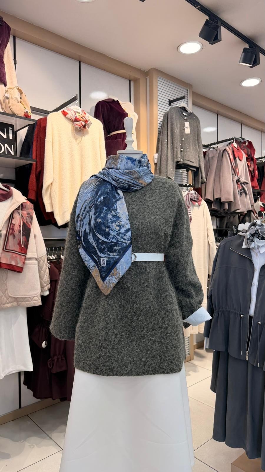 ruzgarin-izleri-desenli-esarp-mavi-257454.webp