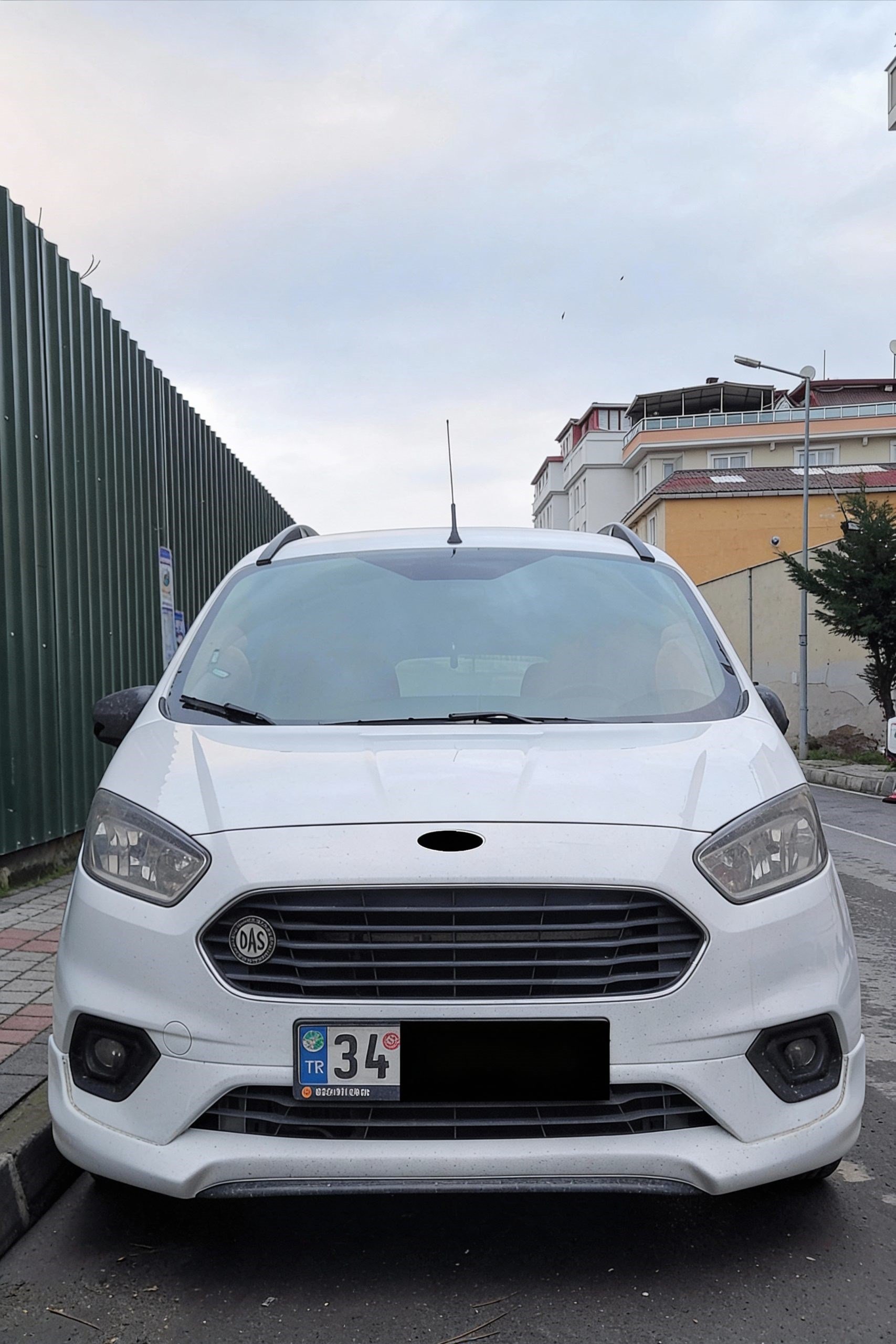 ford-tourneo-courier-makyajli-servis-m-eec81b.jpg