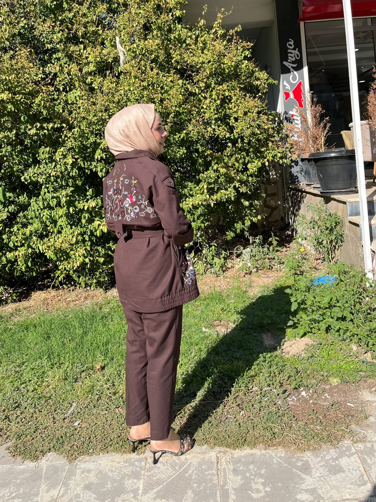 Çiçek Nakış Detaylı Kemerli İkili Takım - Kahverengi
