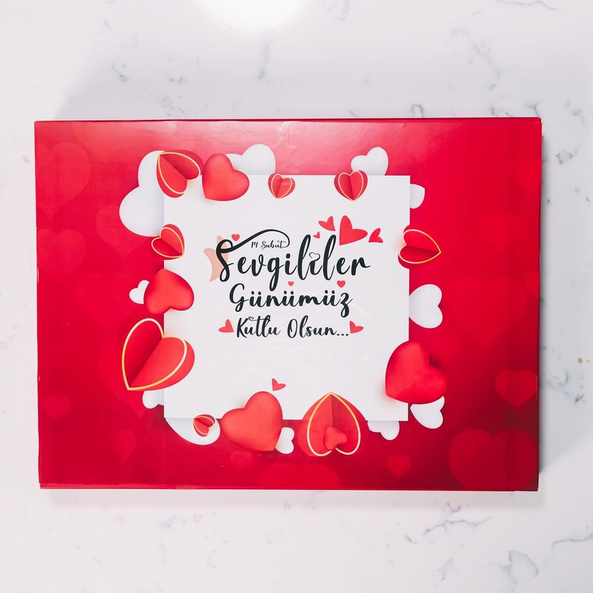 Açık Kalpler Temalı Kırmızı Kutu (42 Adet Yaldızlı Kalp Çikolata)