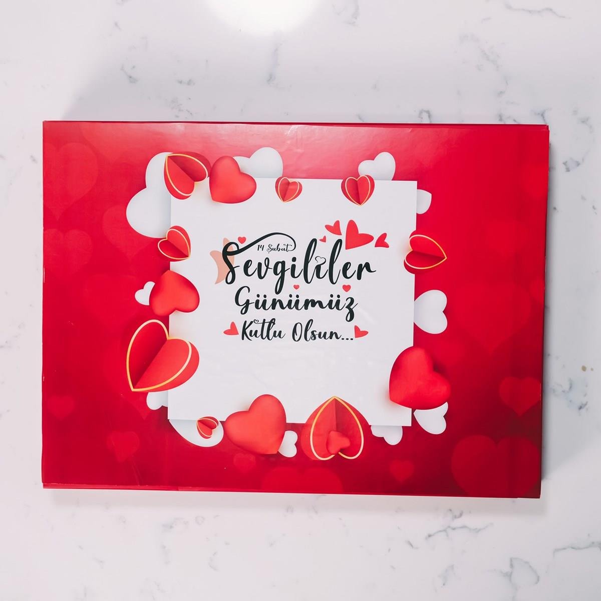 Açık Kalpler Temalı Kırmızı Kutu (42 Adet Yaldızlı Kalp Çikolata)