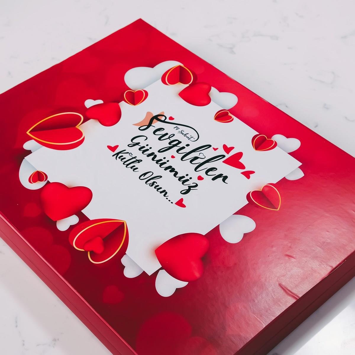 Açık Kalpler Temalı Kırmızı Kutu (42 Adet Yaldızlı Kalp Çikolata)